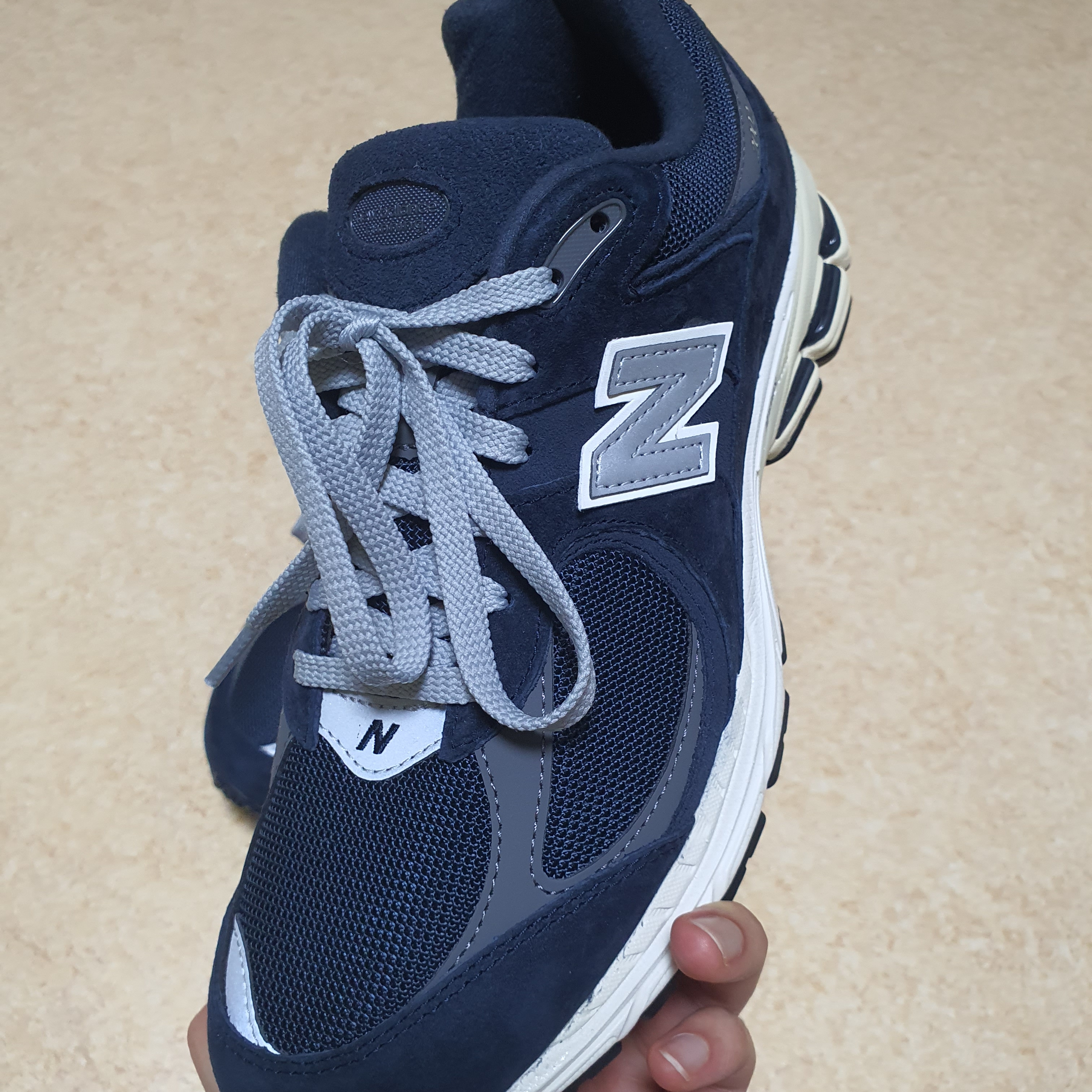 New Balance 2002R Eclipse Castlerock 착용 스타일 - 2