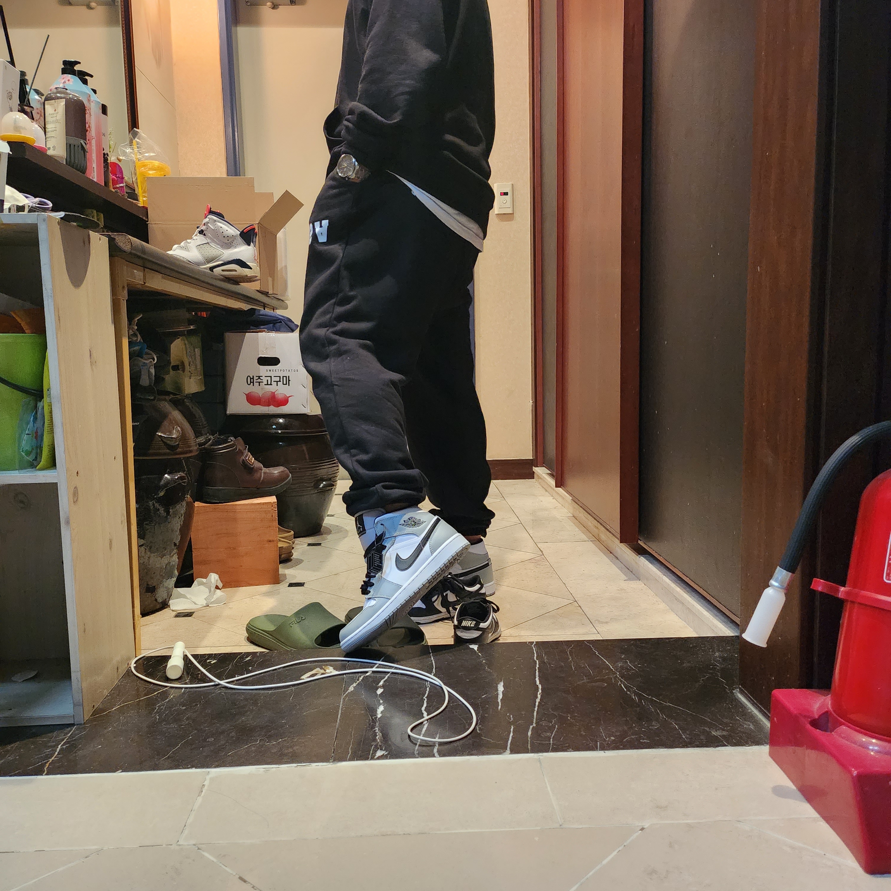 Jordan 1 Mid Light Smoke Grey 착용 스타일