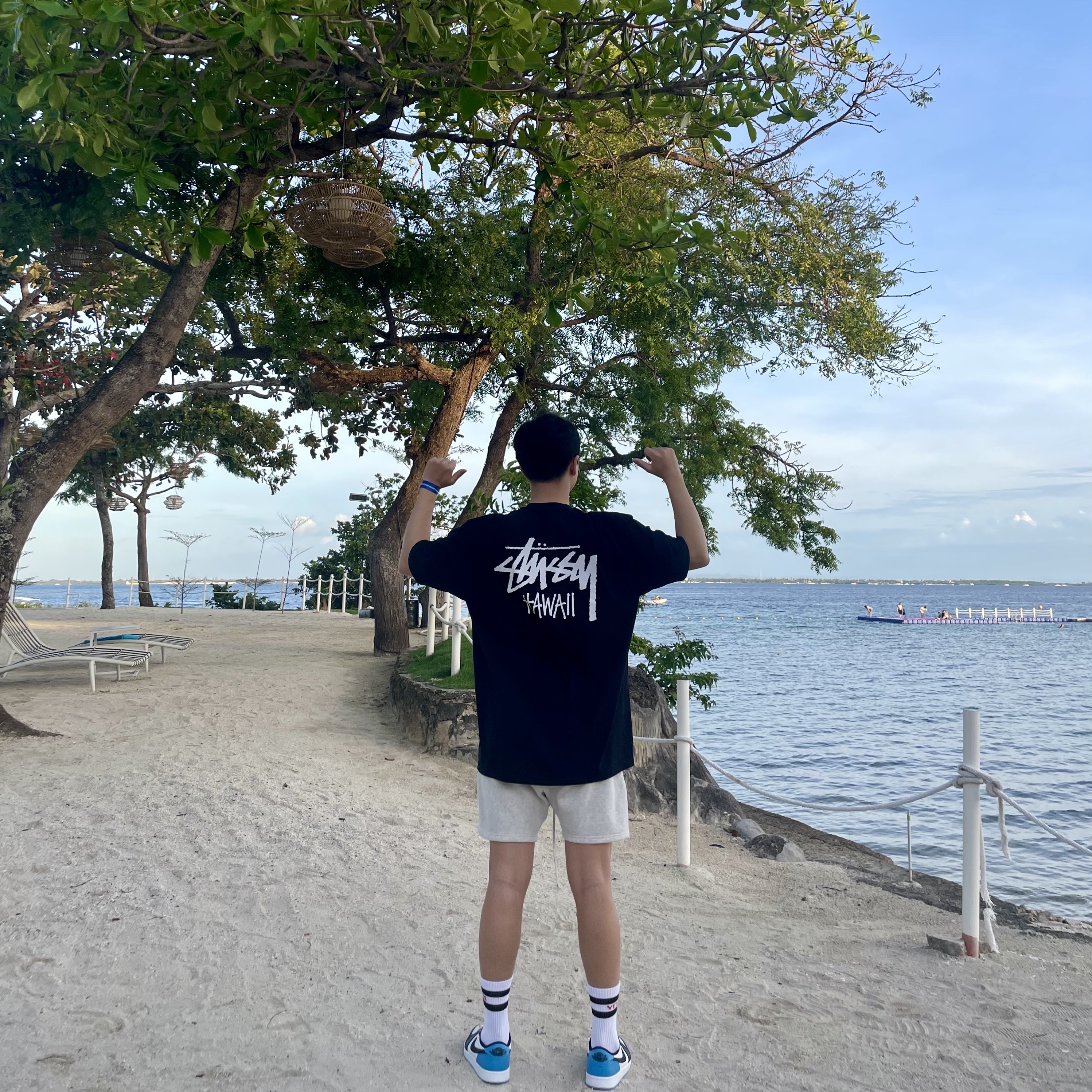 Essentials The Core Collection Sweatshorts Light Oatmeal, Jordan 1 Retro Low OG Black and Dark Powder Blue 착용 스타일 - 3