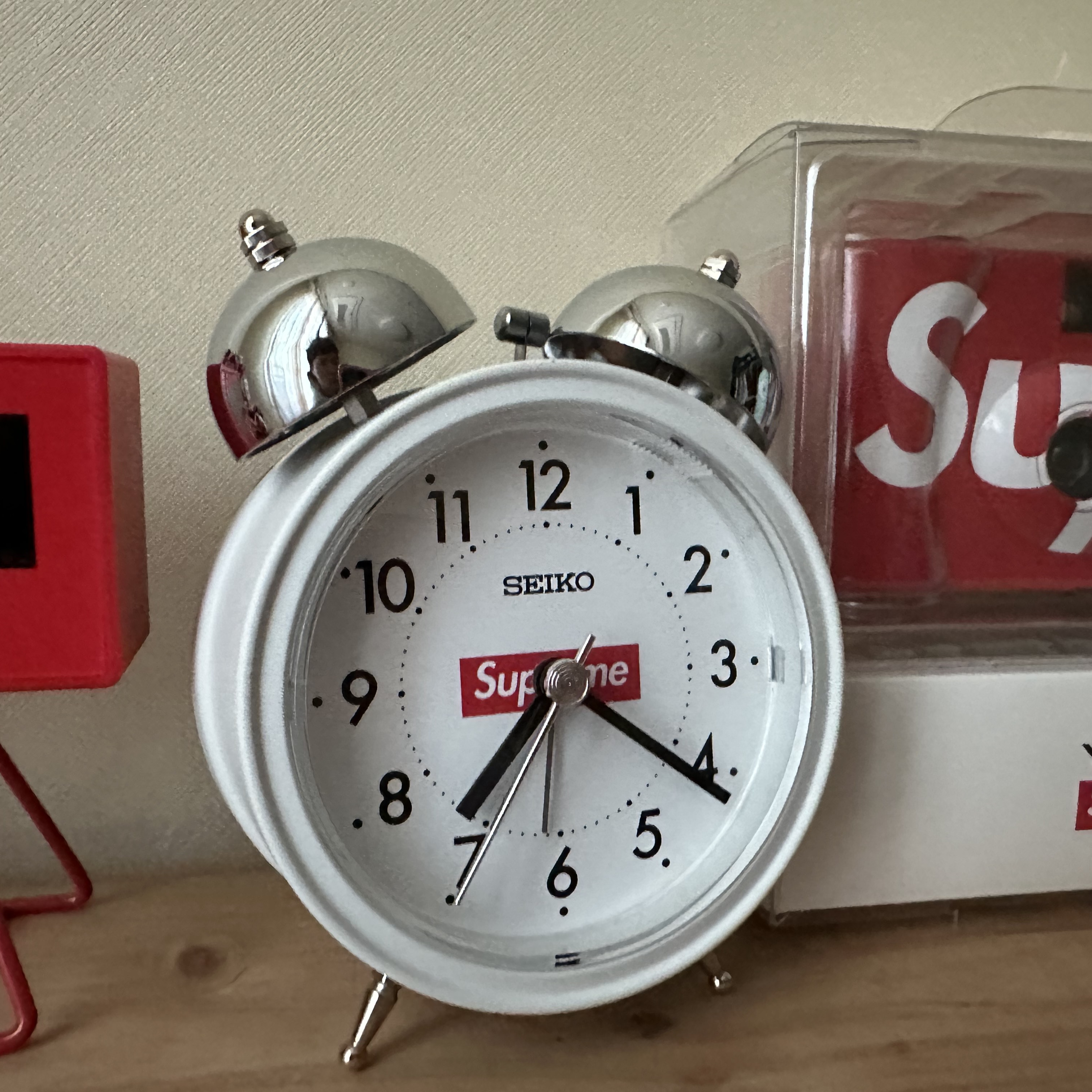 Supreme x Seiko Alarm Clock White - 22FW 착용 스타일