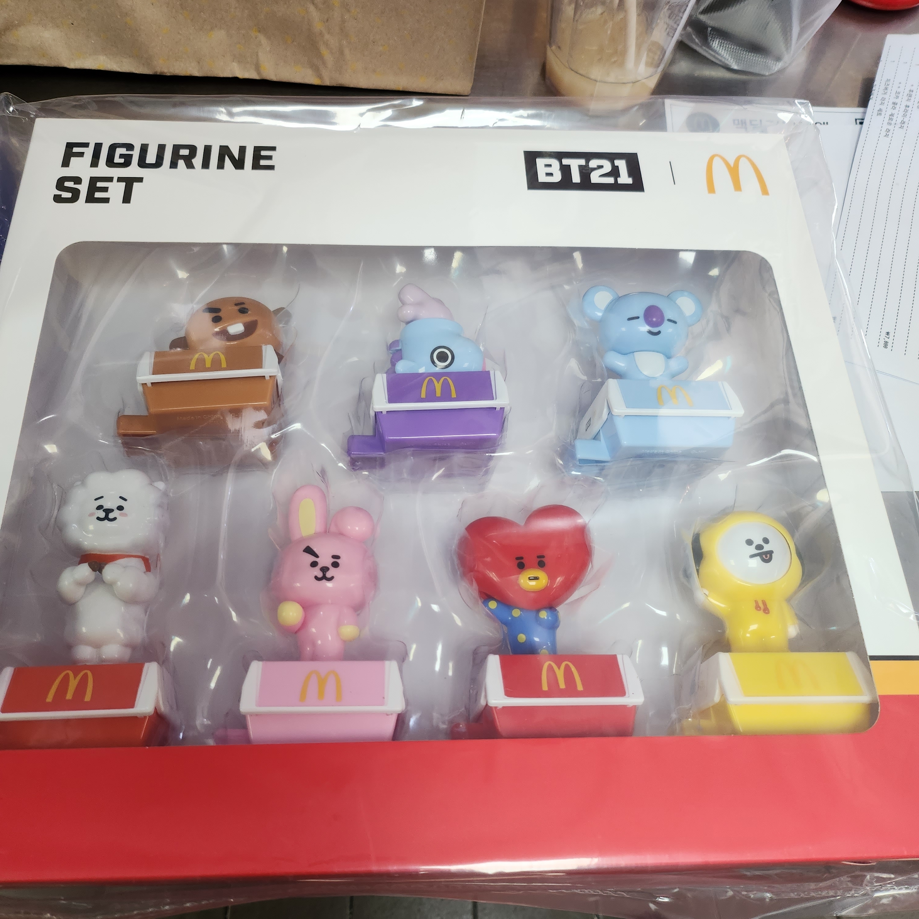 McDonald's x BT21 Figurine Set Collectors Kit 착용 스타일