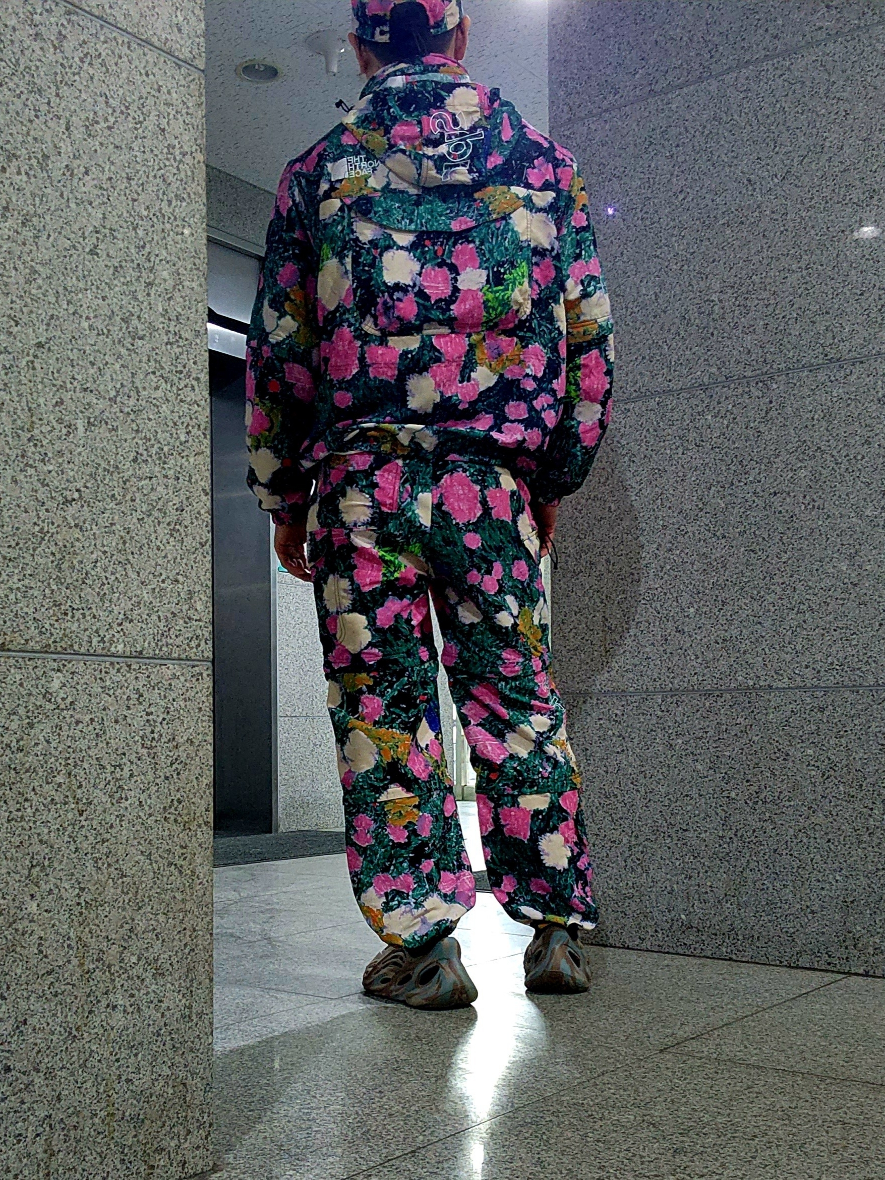 Supreme x The North Face Trekking Convertible Jacket Flowers - 22SS, Supreme x The North Face Trekking Soft Bill Cap Flowers - 22SS 착용 스타일 - 2