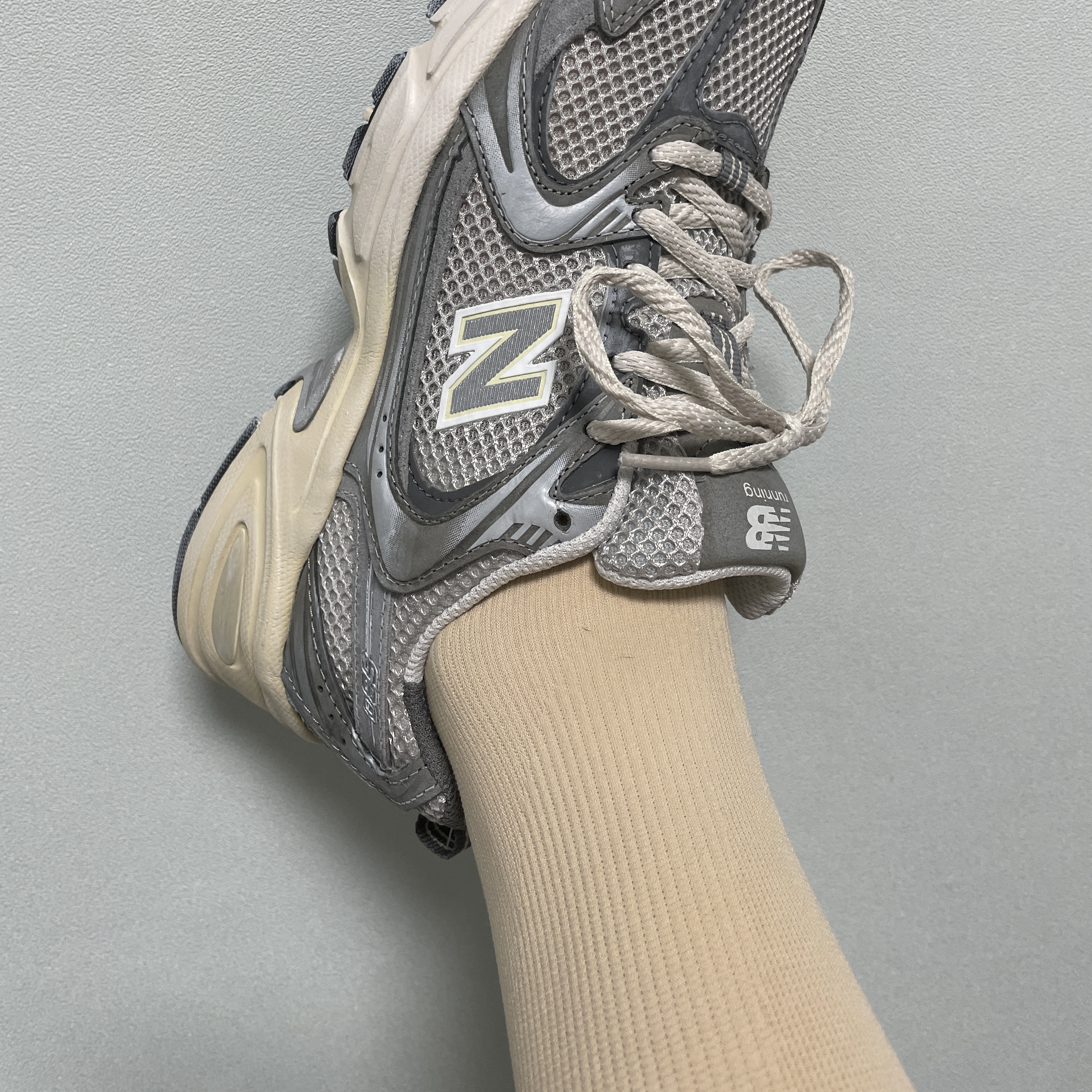 New Balance 530 Premium Vintage Grey Matter 착용 스타일 - 3