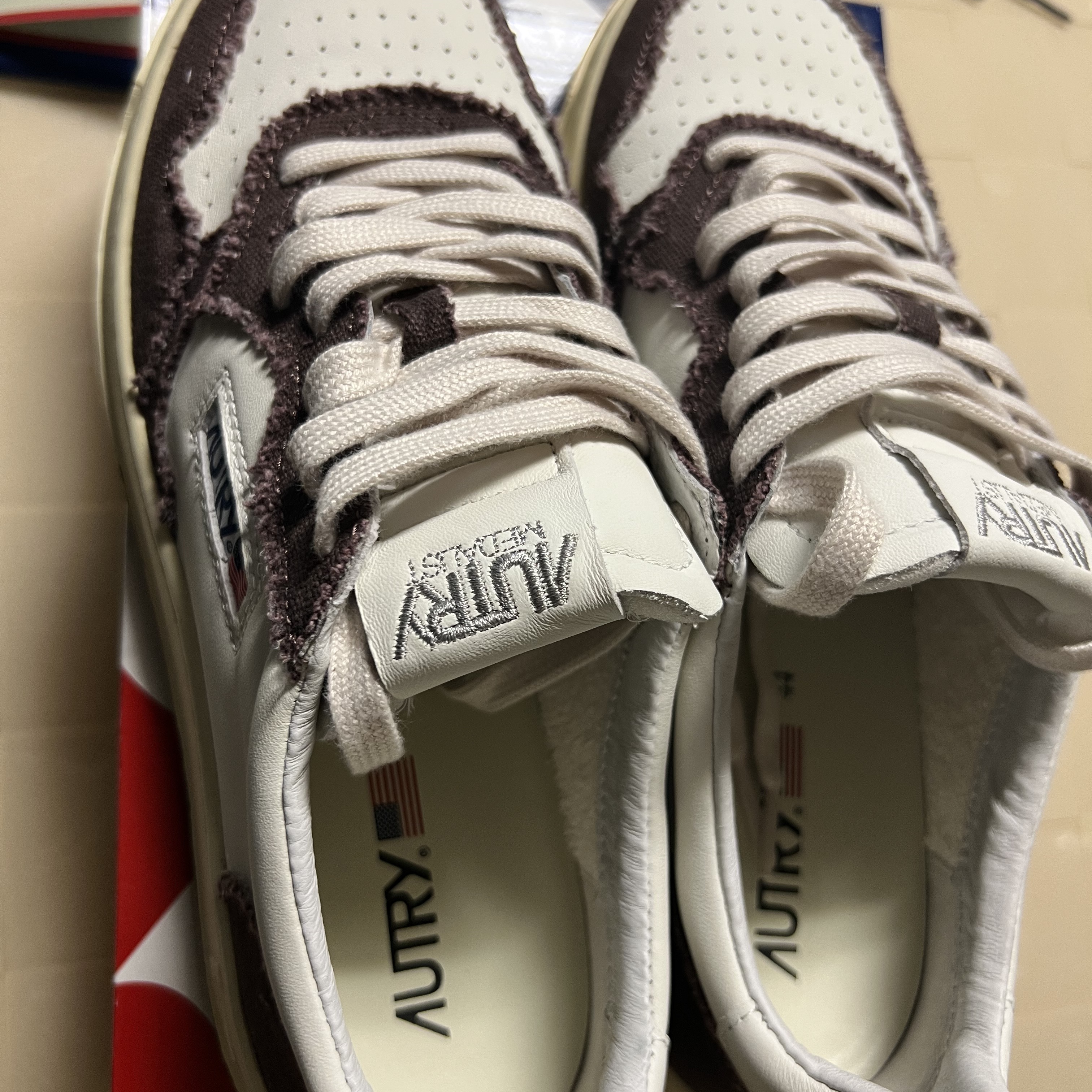 Autry Medalist Low Leather Sneakers Black White, (W) Autry Medalist Low Leather Sneakers White 착용 스타일 - 4