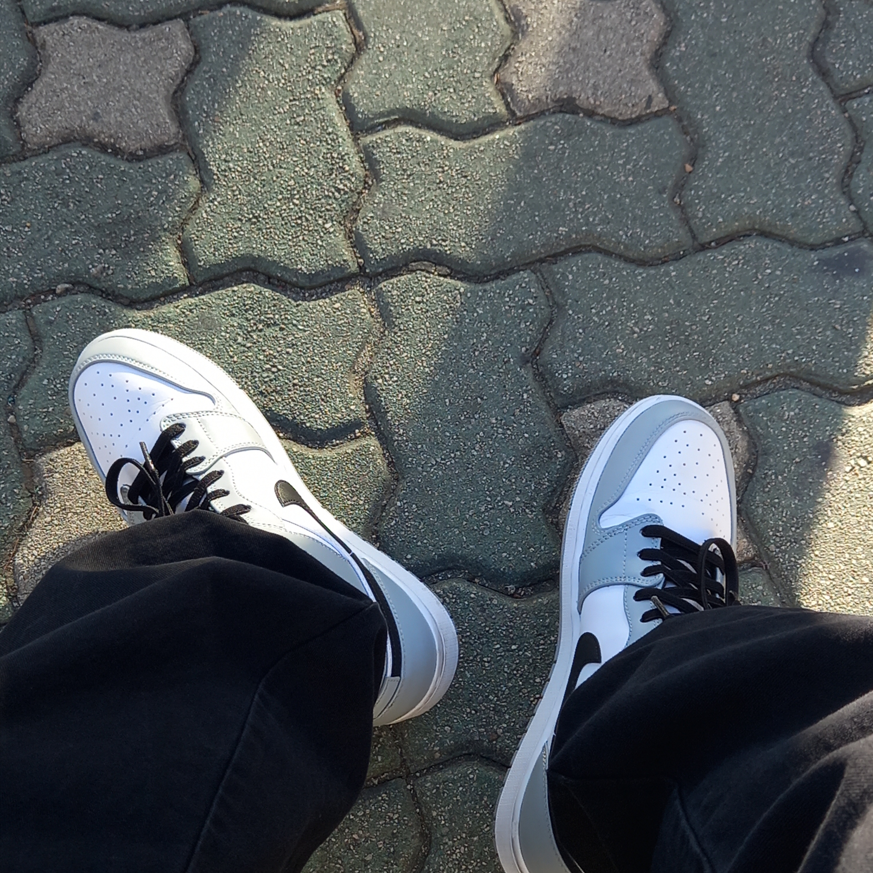 Jordan 1 Mid Light Smoke Grey, Apple AirPods Max Lightning Space Gray (Korean Ver.) 착용 스타일 - 2