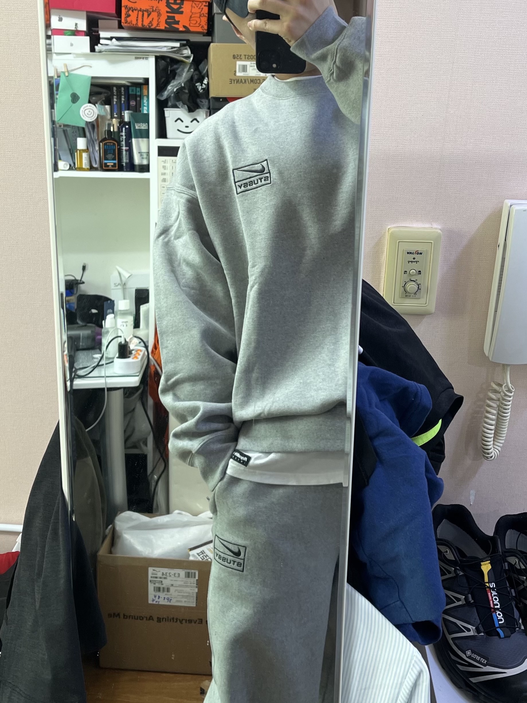 Nike x Stussy NRG Fleece Crewneck Dark Grey Heather (DO9337-063), Nike x Stussy NRG RA Fleece Pants Dark Grey Heather (DJ9490-063) 착용 스타일