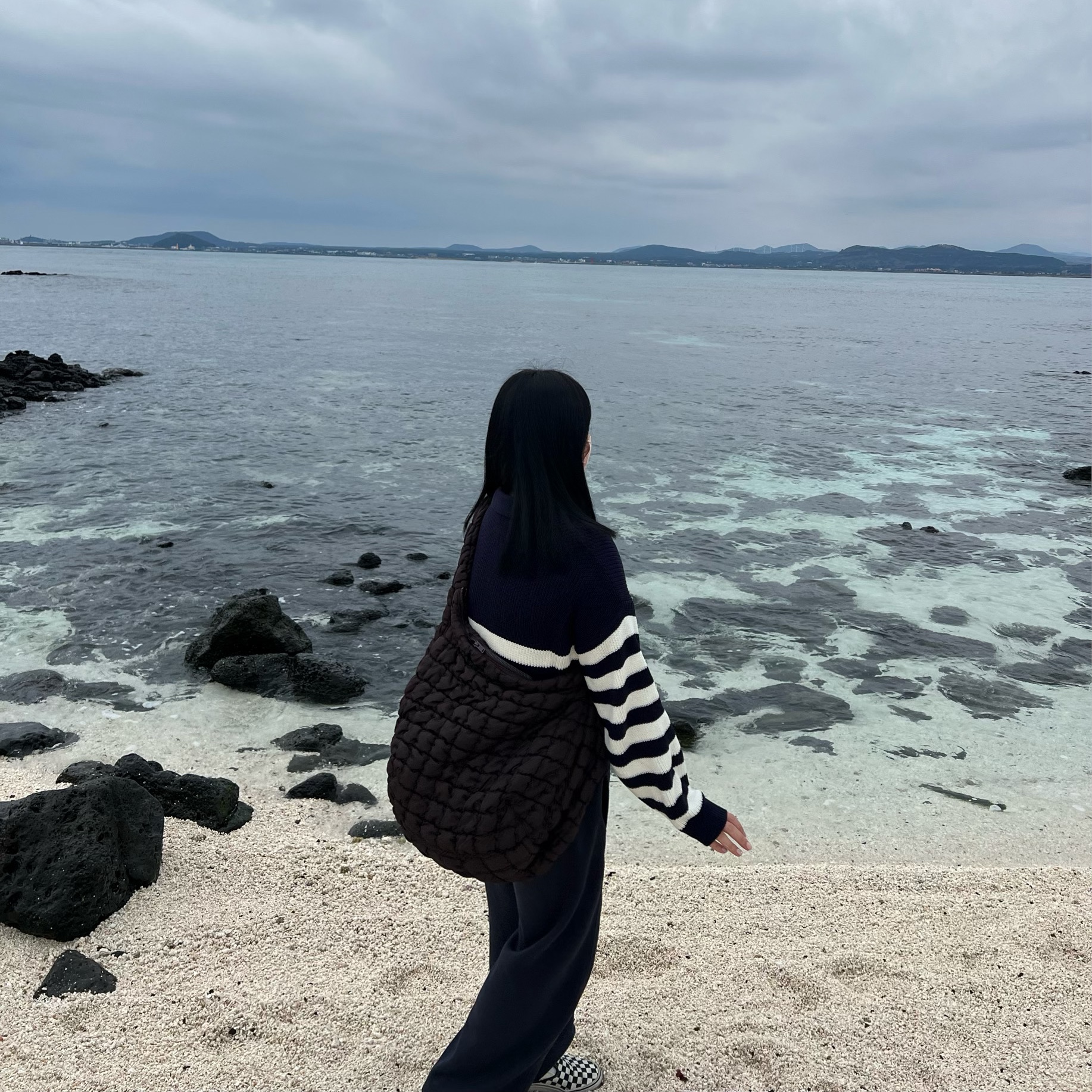 COS Quilted Oversized Shoulder Bag Brown 착용 스타일