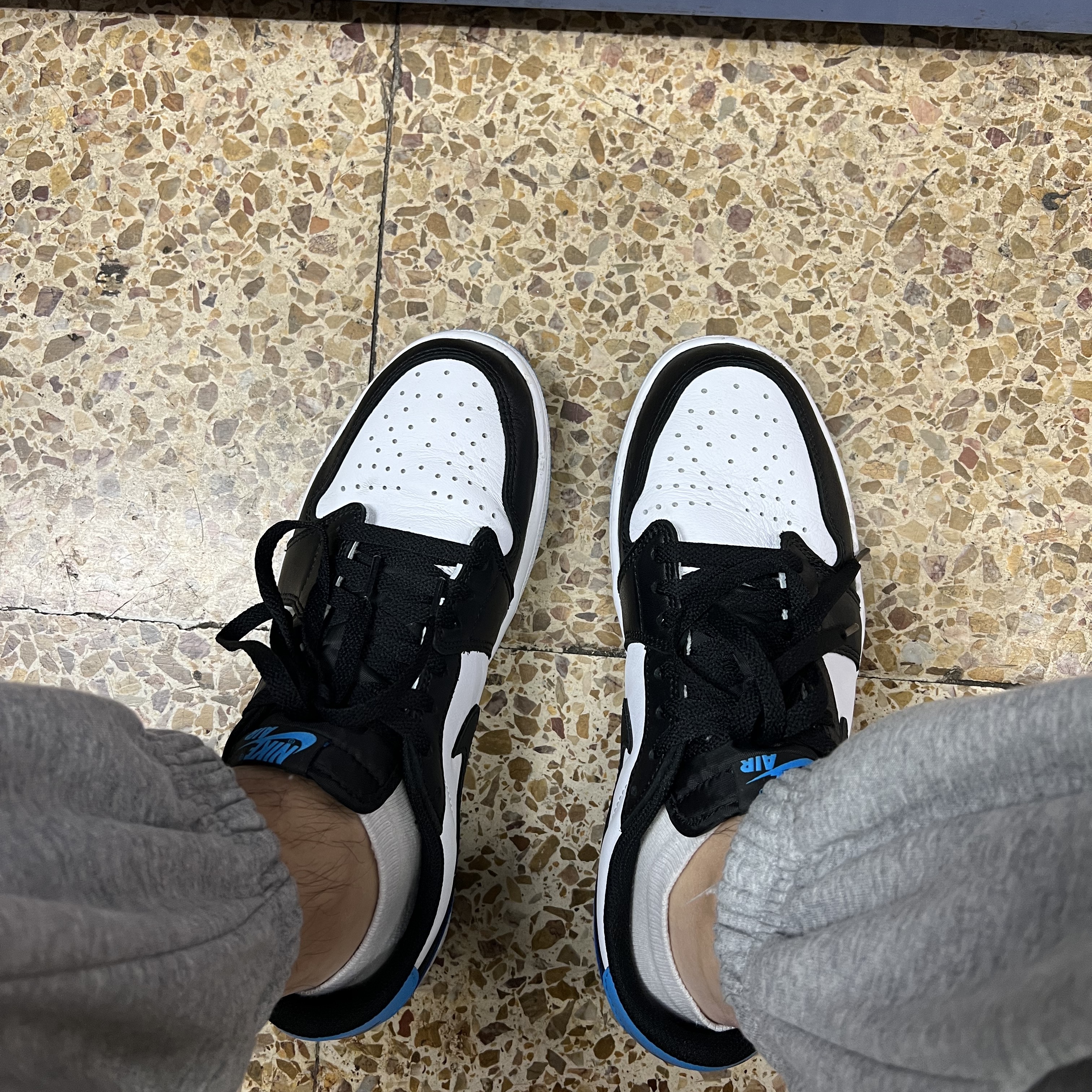 Jordan 1 Retro Low OG Black and Dark Powder Blue 착용 스타일 - 3