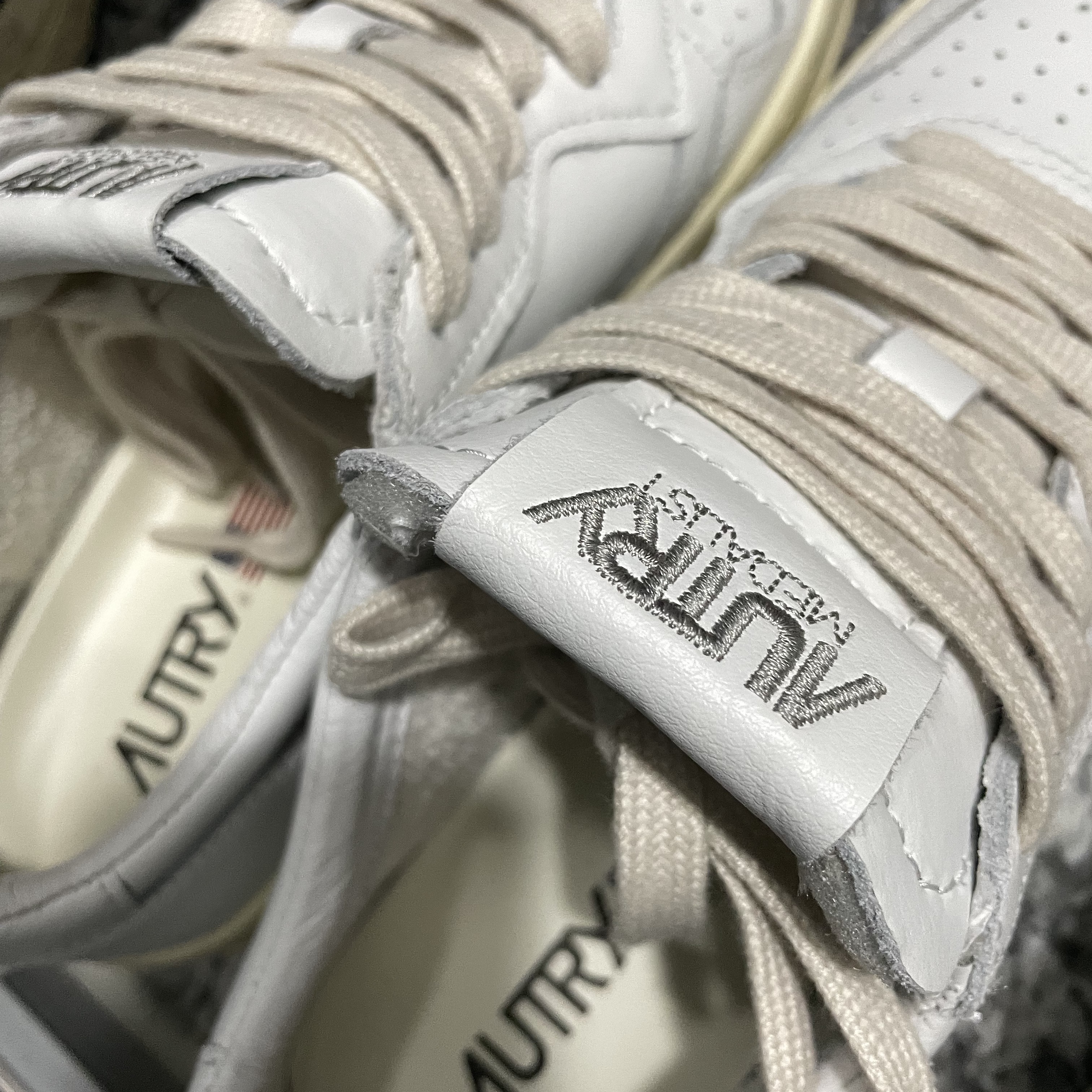 (W) Autry Medalist Low Leather Sneakers White 착용 스타일