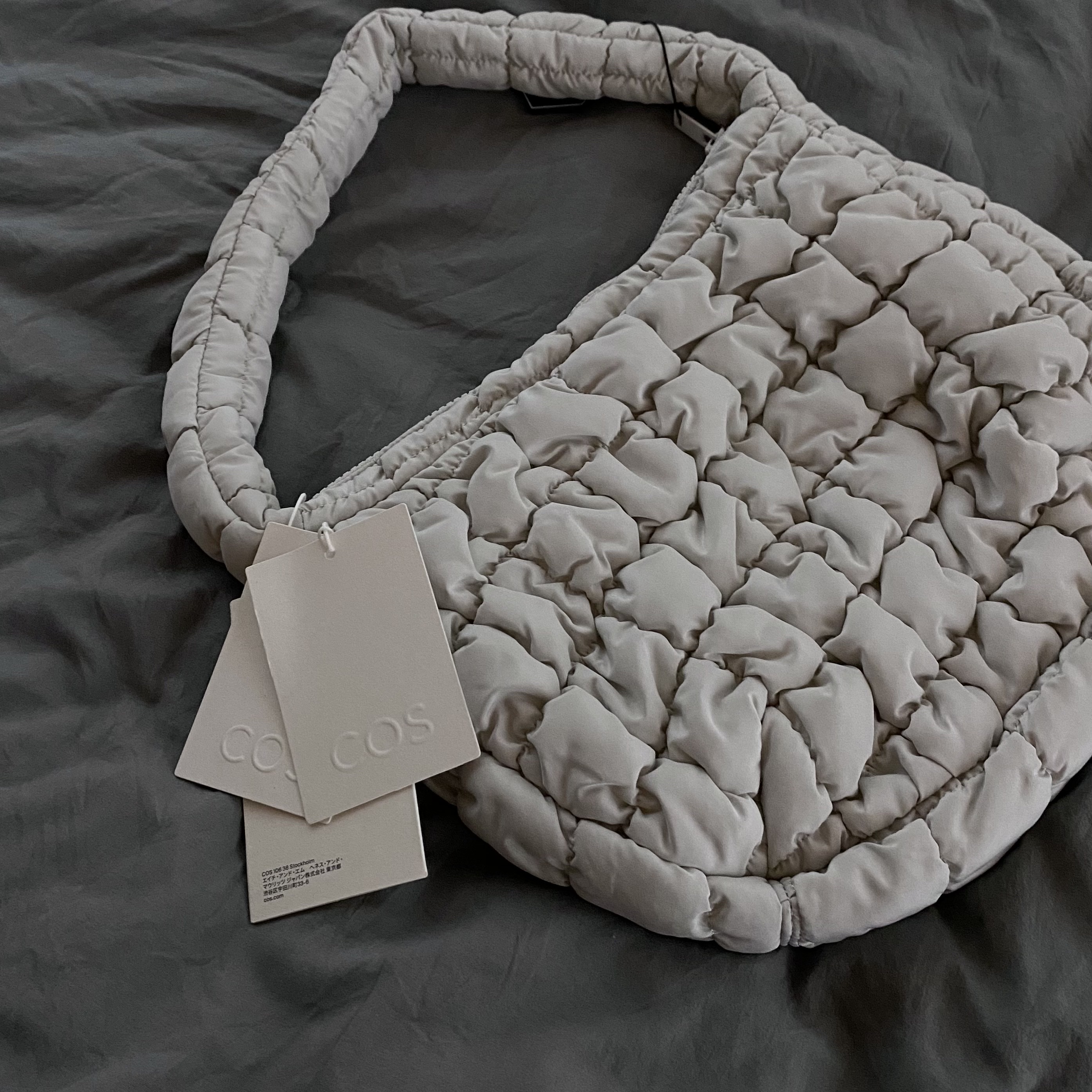 COS Quilted Mini Bag Light Grey 착용 스타일