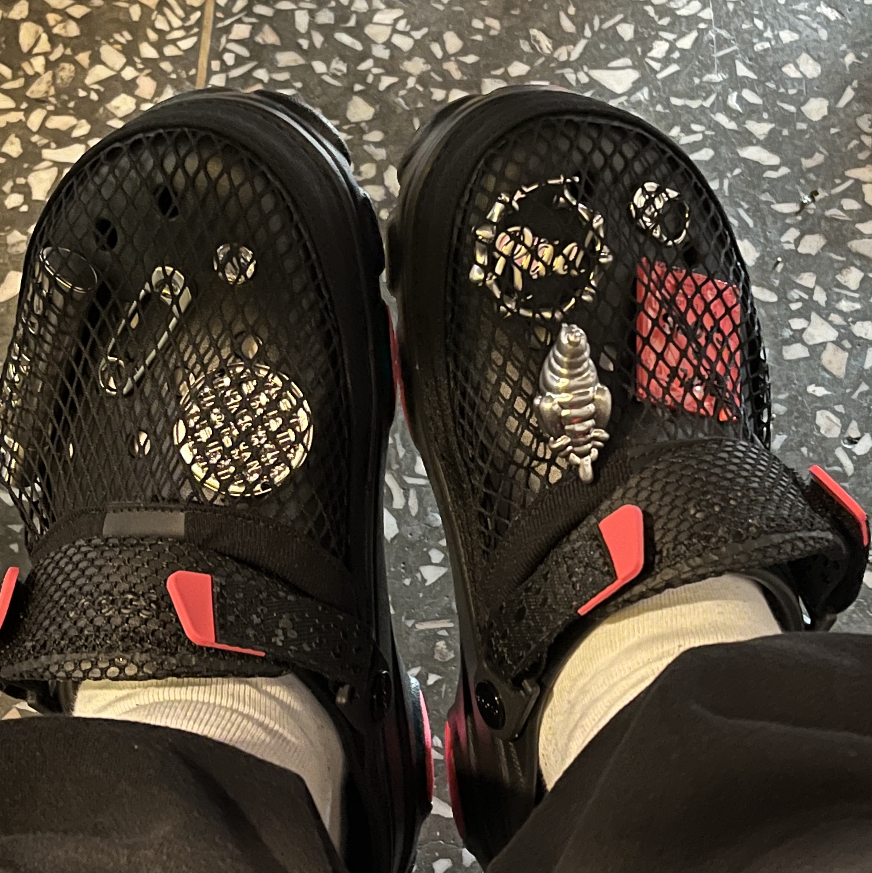 Crocs x Staple Classic All Terrain Clog Black 착용 스타일