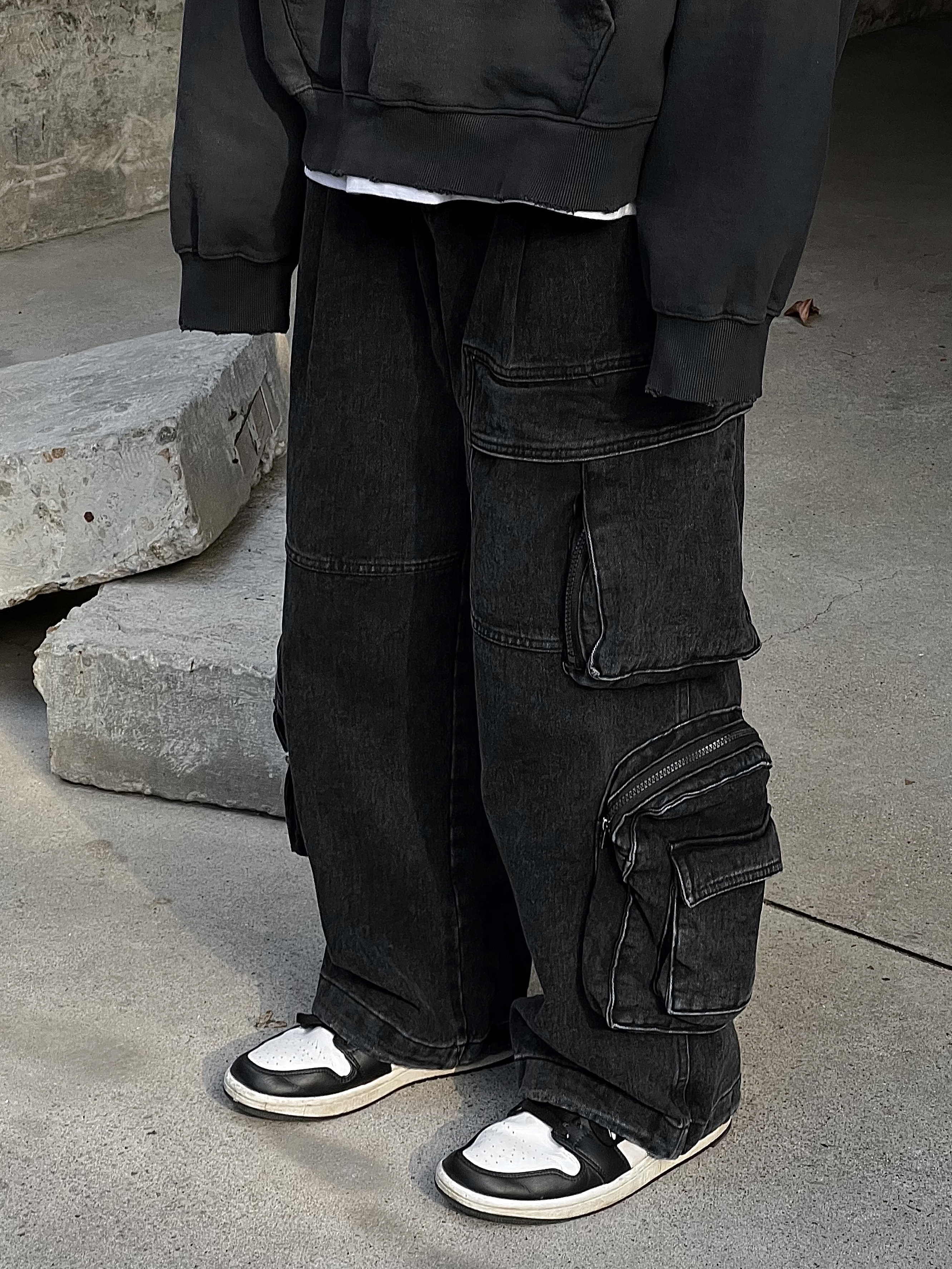 Jordan 1 Low Black Particle Grey 착용 스타일 - 3