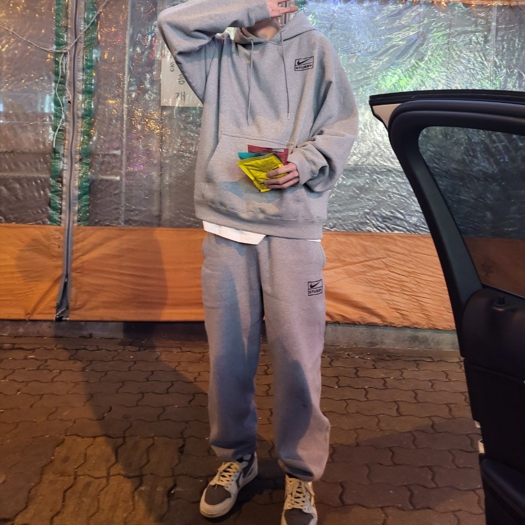 Nike x Stussy NRG RA Fleece Pants Dark Grey Heather (DJ9490-063), Nike x Stussy NRG RA Pullover Hoodie Dark Grey Heather (DJ9488-063) 착용 스타일