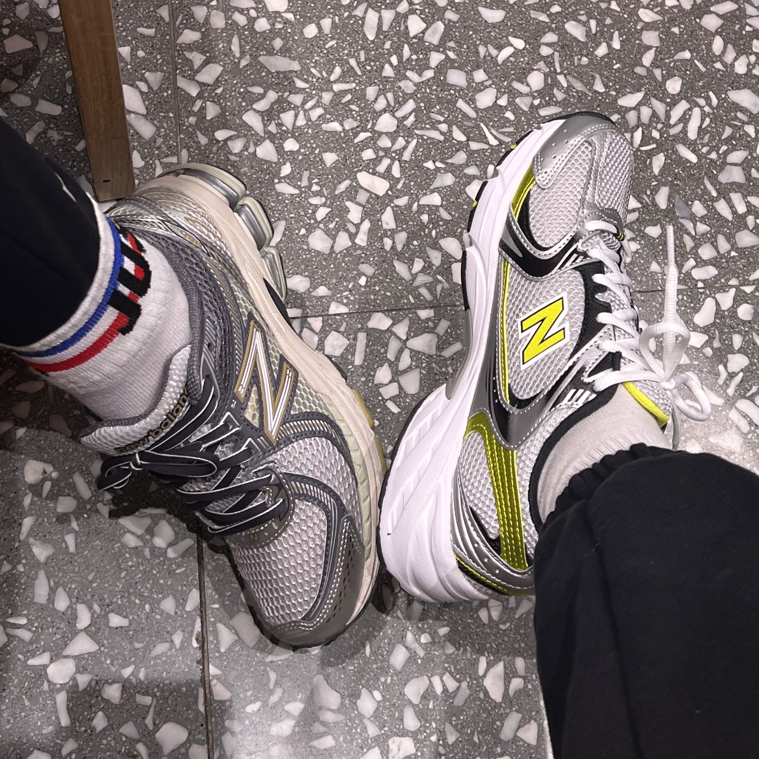 New Balance 530 Silver, New Balance 860v2 Earth 착용 스타일 - 1