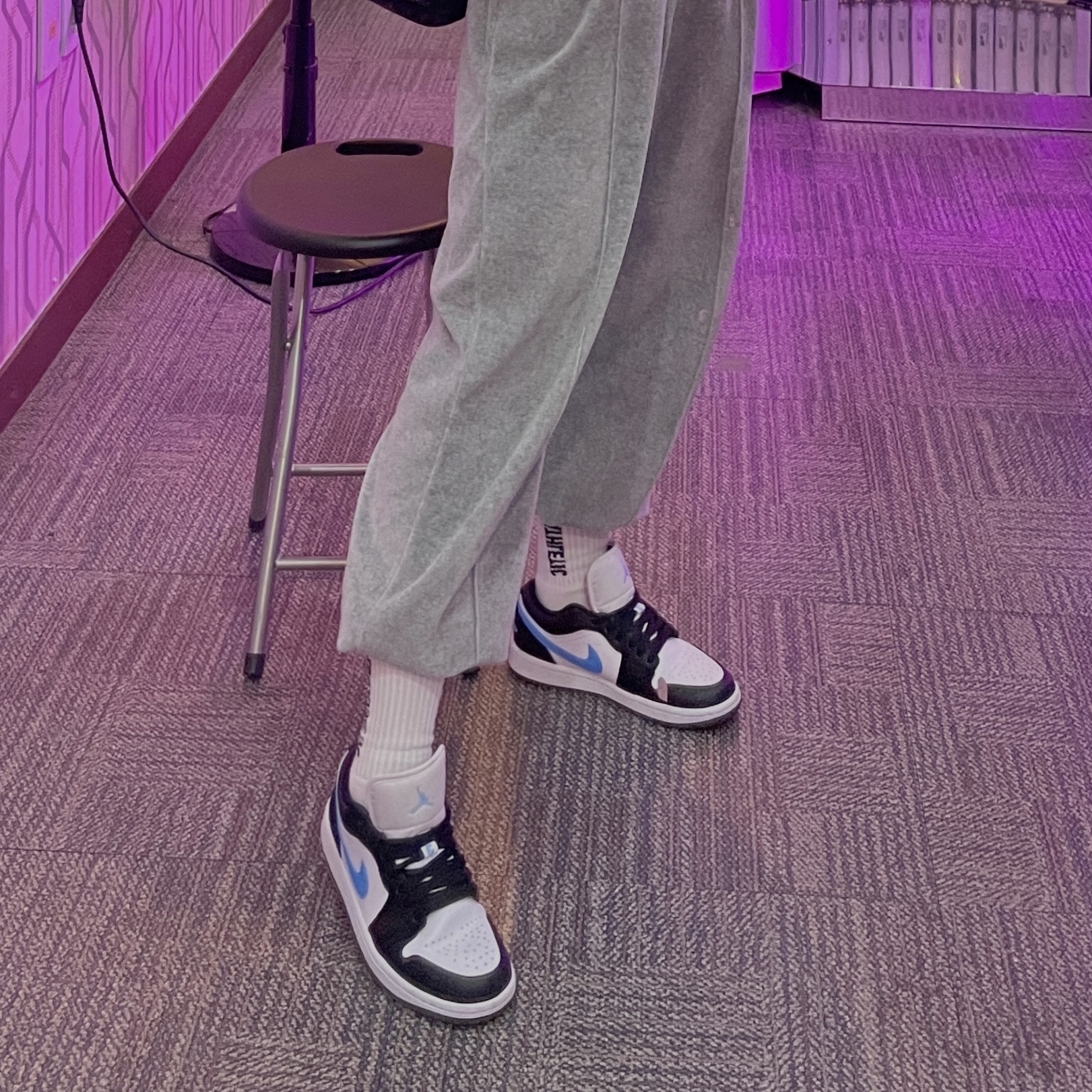 (W) Jordan 1 Low Black University Blue 착용 스타일 - 2