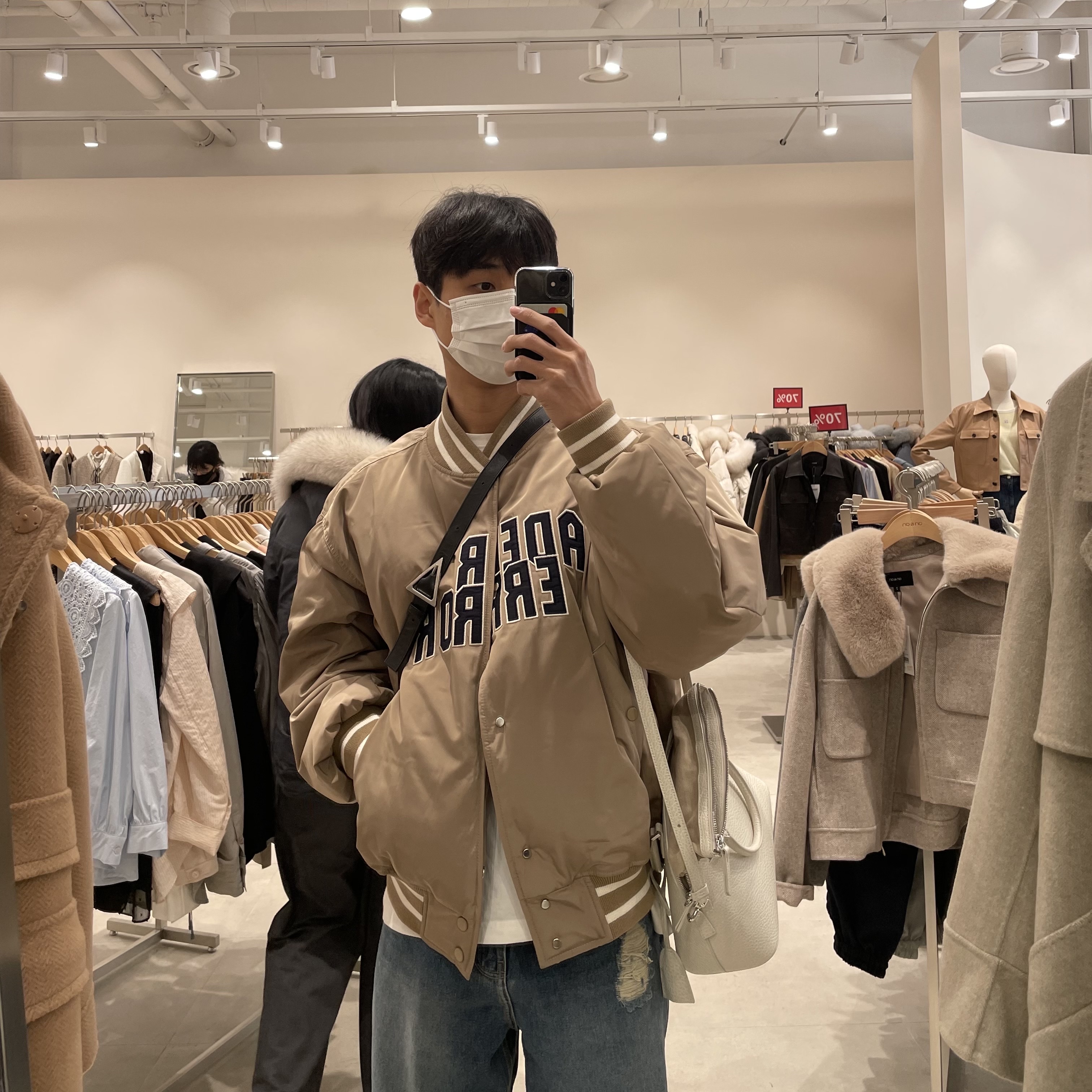 Ader Error Og; Tab @JK Beige, Bottega Veneta Leather Cassette Black 착용 스타일