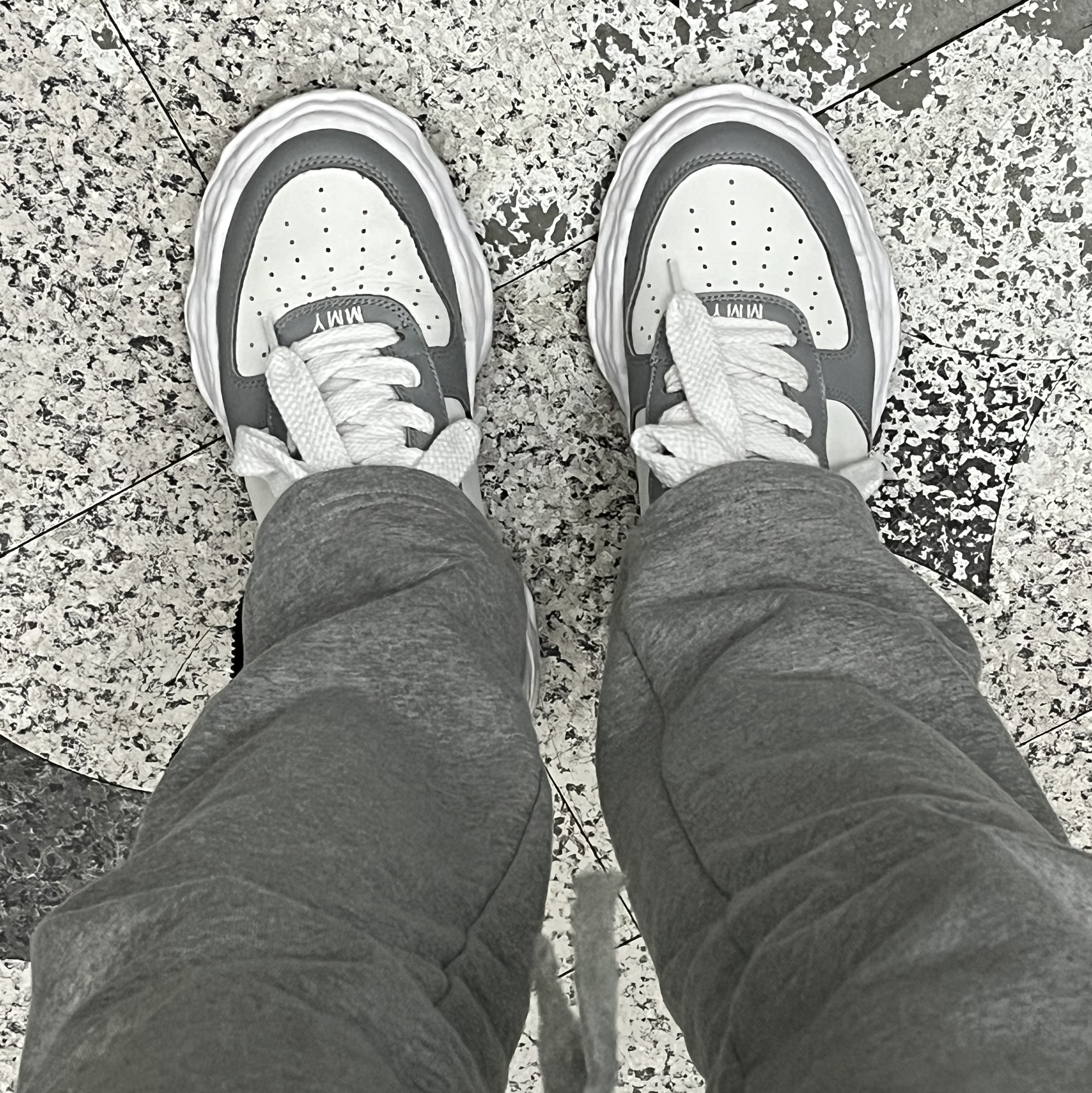 Maison Mihara Yasuhiro Wayne OG Sole Leather Low-top Sneakers Gray White 착용 스타일