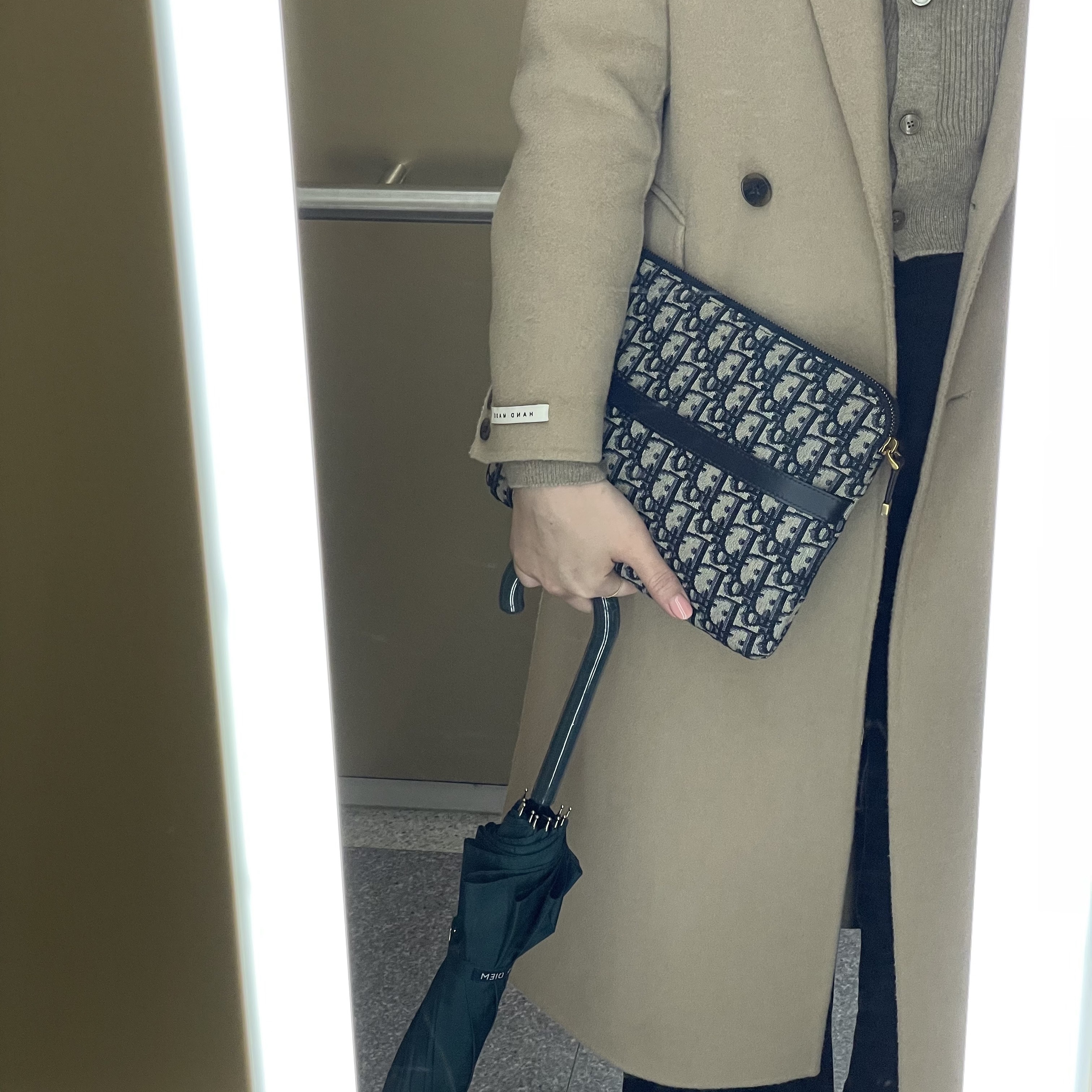 Dior Travel Kit Blue Dior Oblique Jacquard 착용 스타일