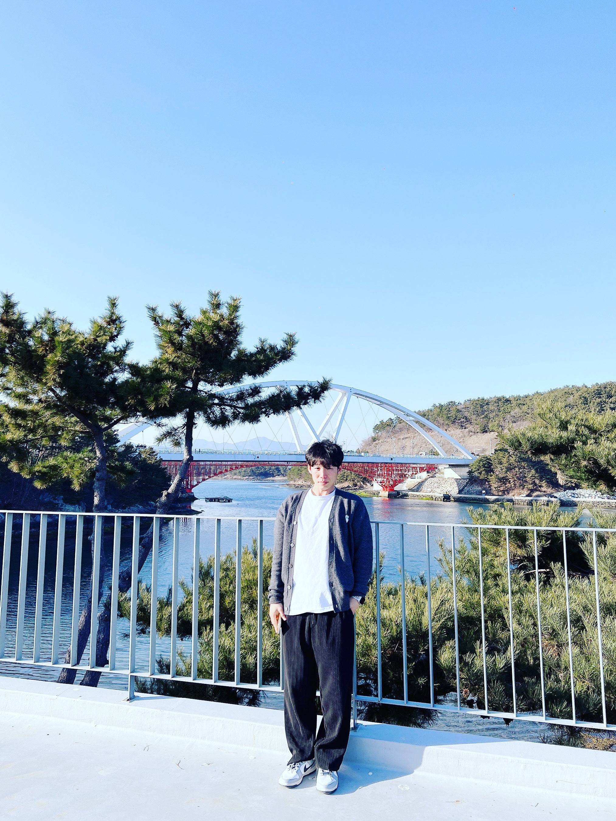 (W) Nike Dunk Low Light Smoke Grey, Play Comme des Garcons White Heart Knit Cardigan Grey 착용 스타일