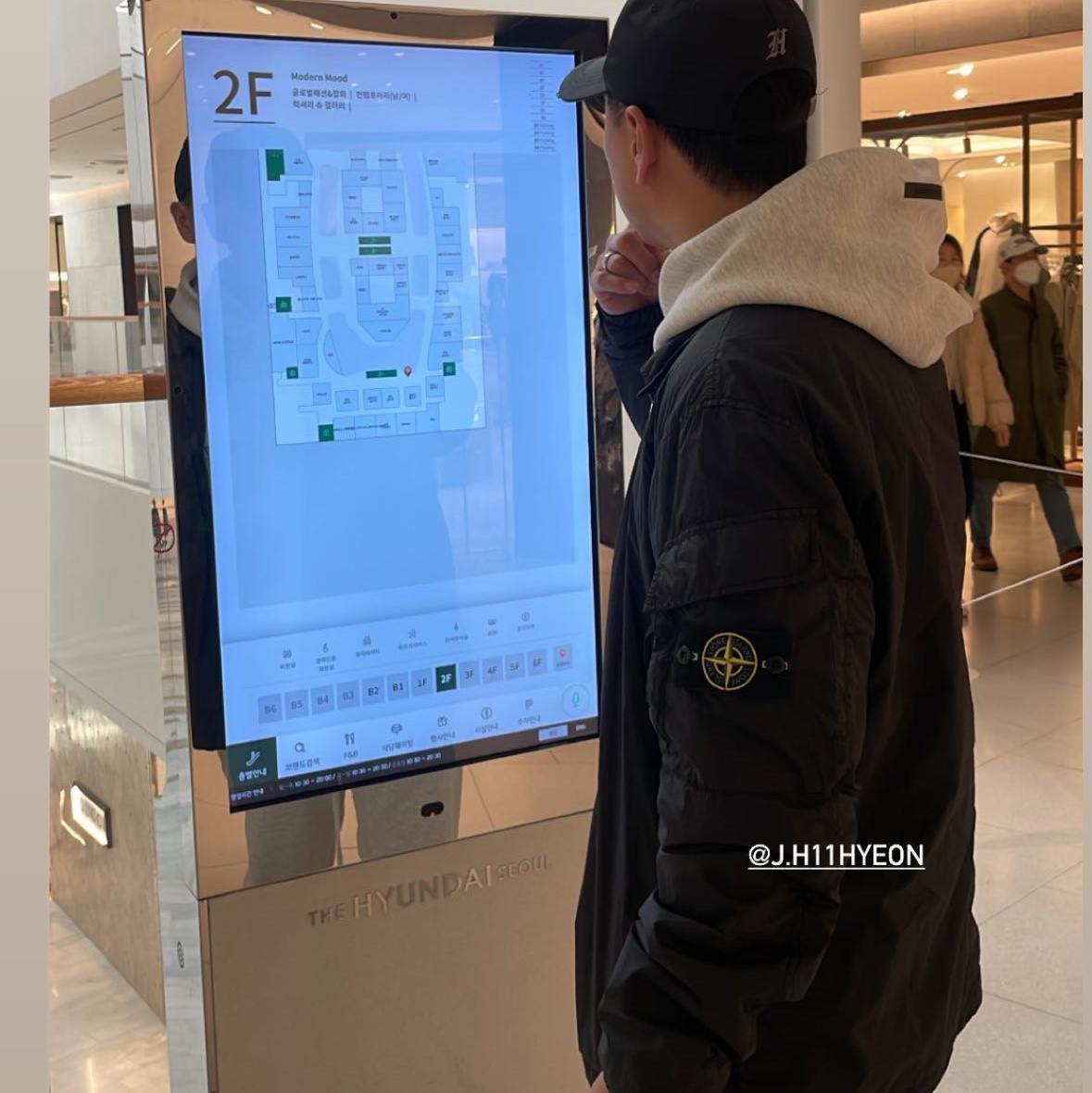 Stone Island 10223 Crinkle Reps Nylon Garment Dyed Overshirt Black - 22FW, Essentials The Core Collection Hoodie Light Oatmeal 착용 스타일