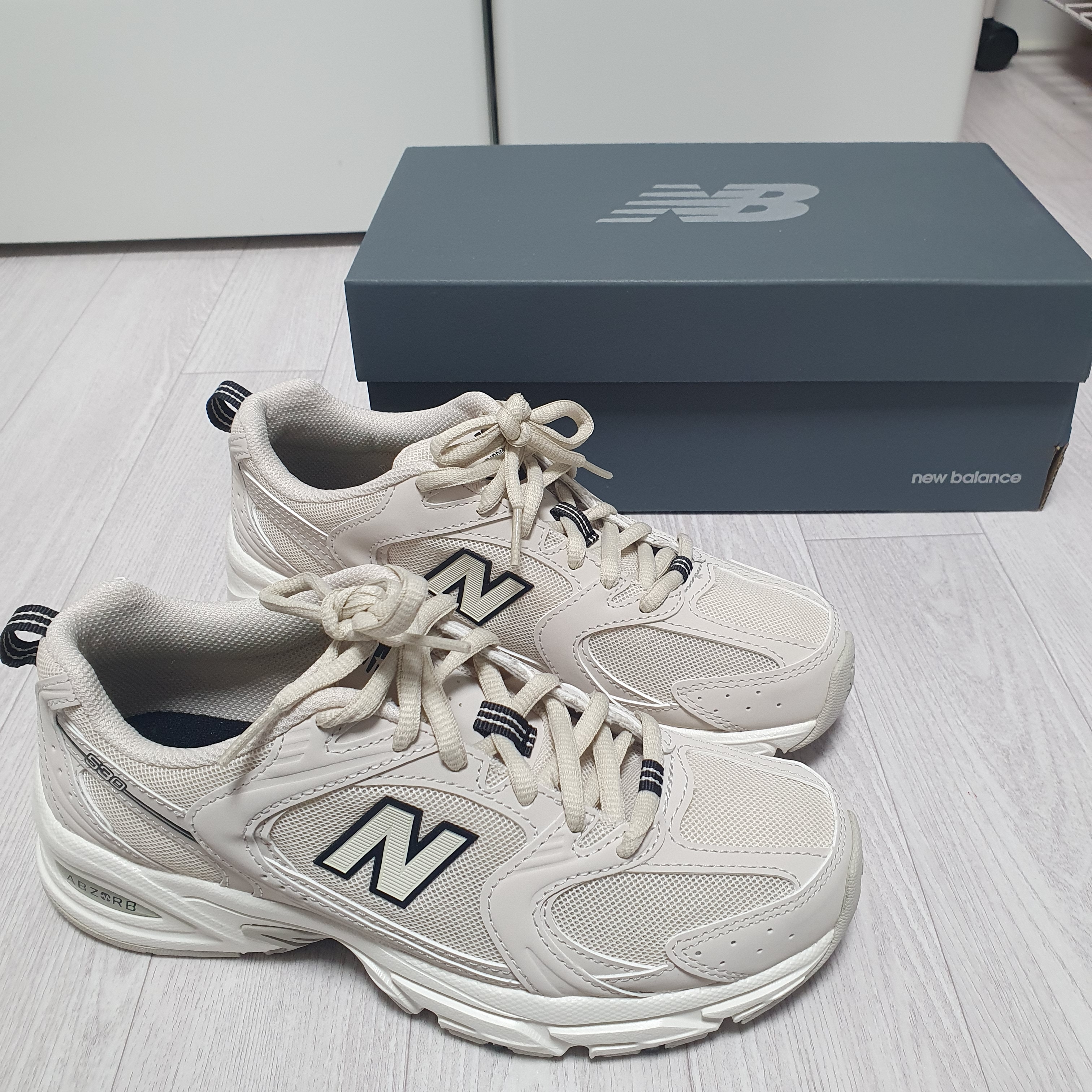 New Balance 530 Ivory 착용 스타일