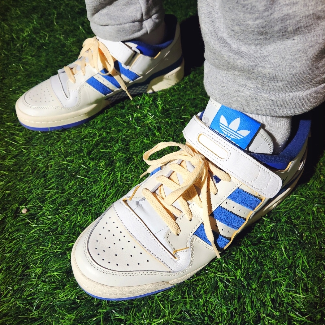 Adidas OG Forum 84 Low Blue Thread 착용 스타일 - 5