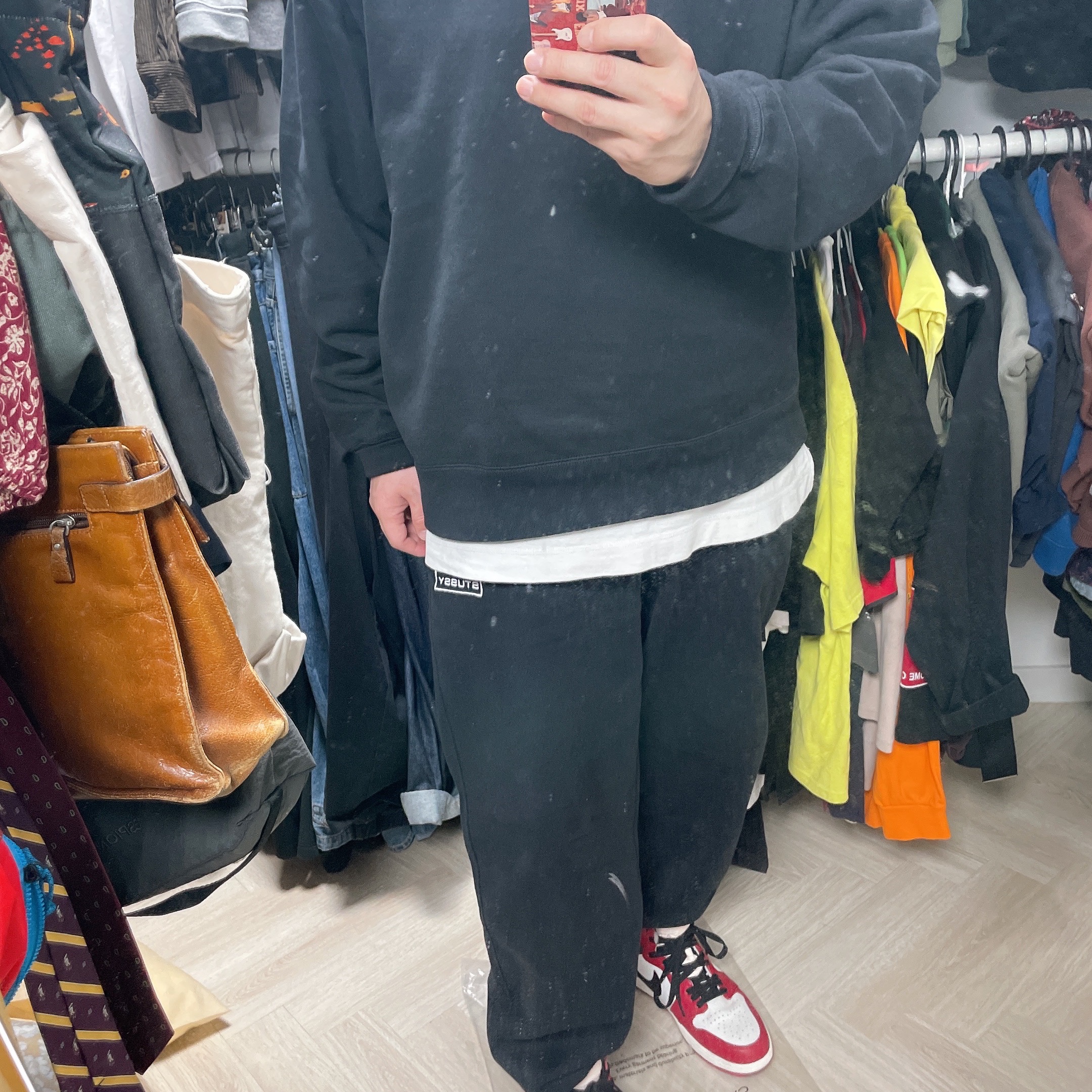Nike x Stussy NRG Washed Fleece Pants Black (DO5296-010), Nike x Stussy NRG Washed Fleece Crewneck Black (DO5310-010) 착용 스타일 - 1