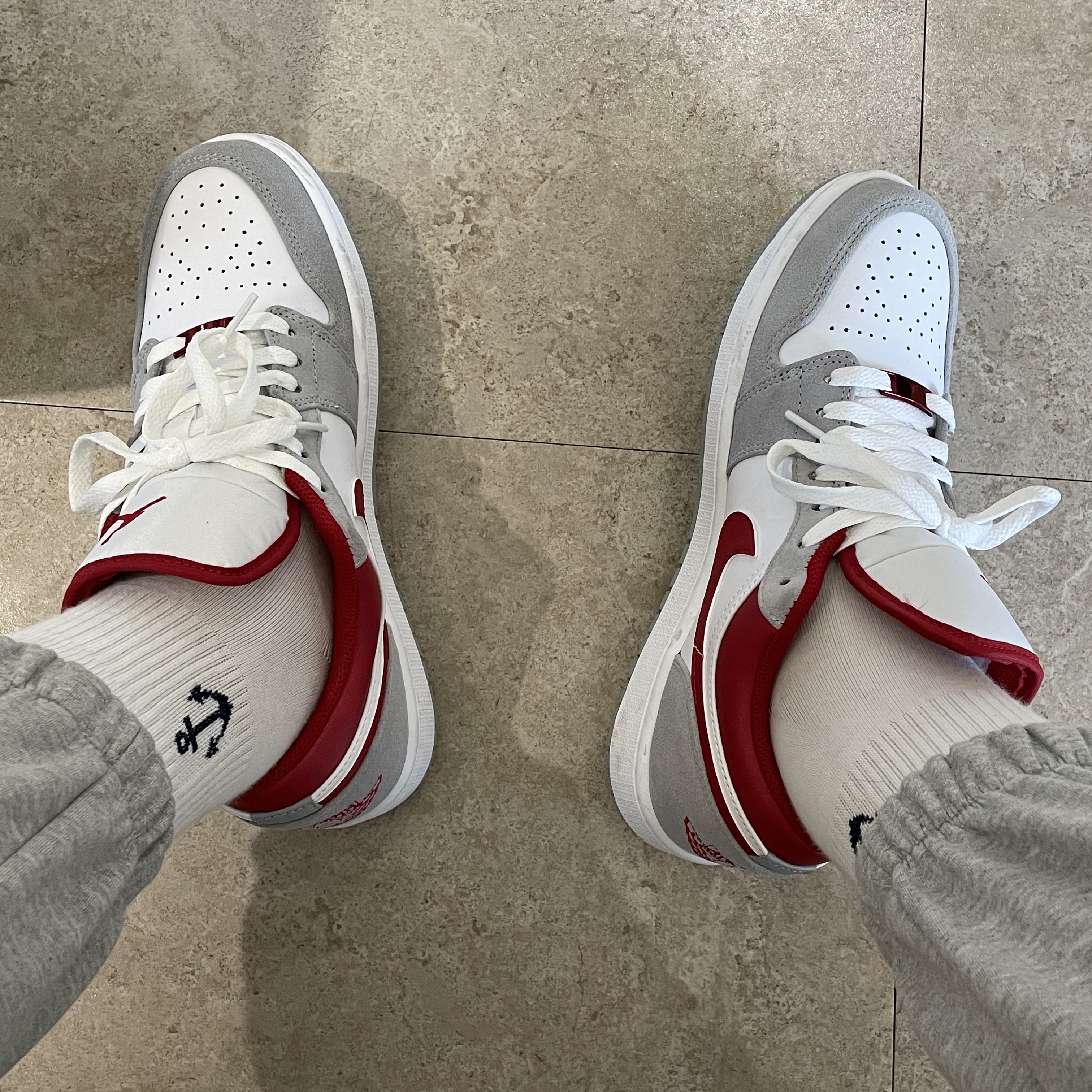 Jordan 1 Low SE Light Smoke Grey Gym Red 착용 스타일