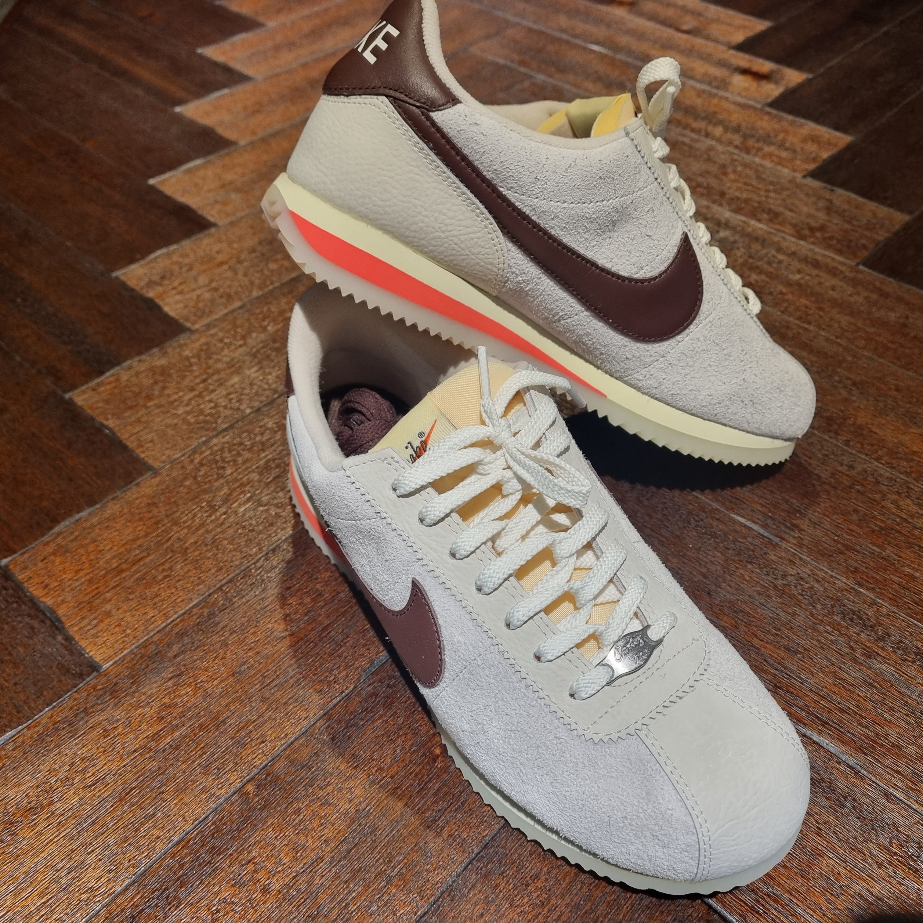 (W) Nike Cortez 23 Orewood Brown and Earth 착용 스타일 - 1