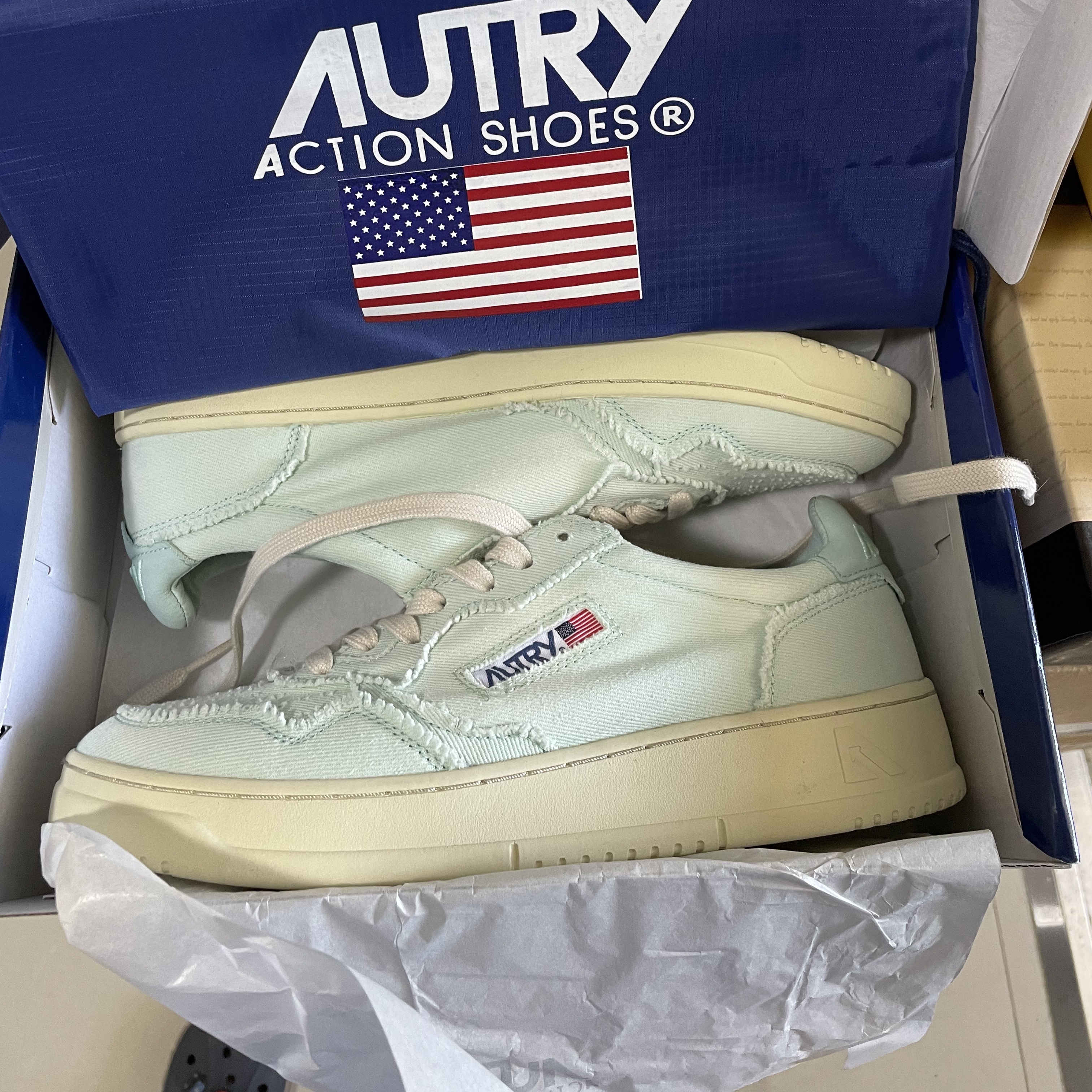 Autry Medalist Low Denim Sneakers Light Blue 착용 스타일 - 2