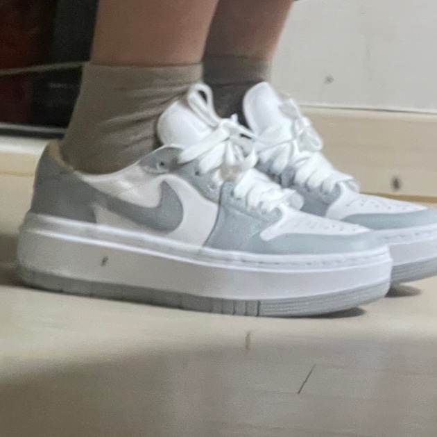 (W) Jordan 1 Elevate Low White and Wolf Grey 착용 스타일 - 2