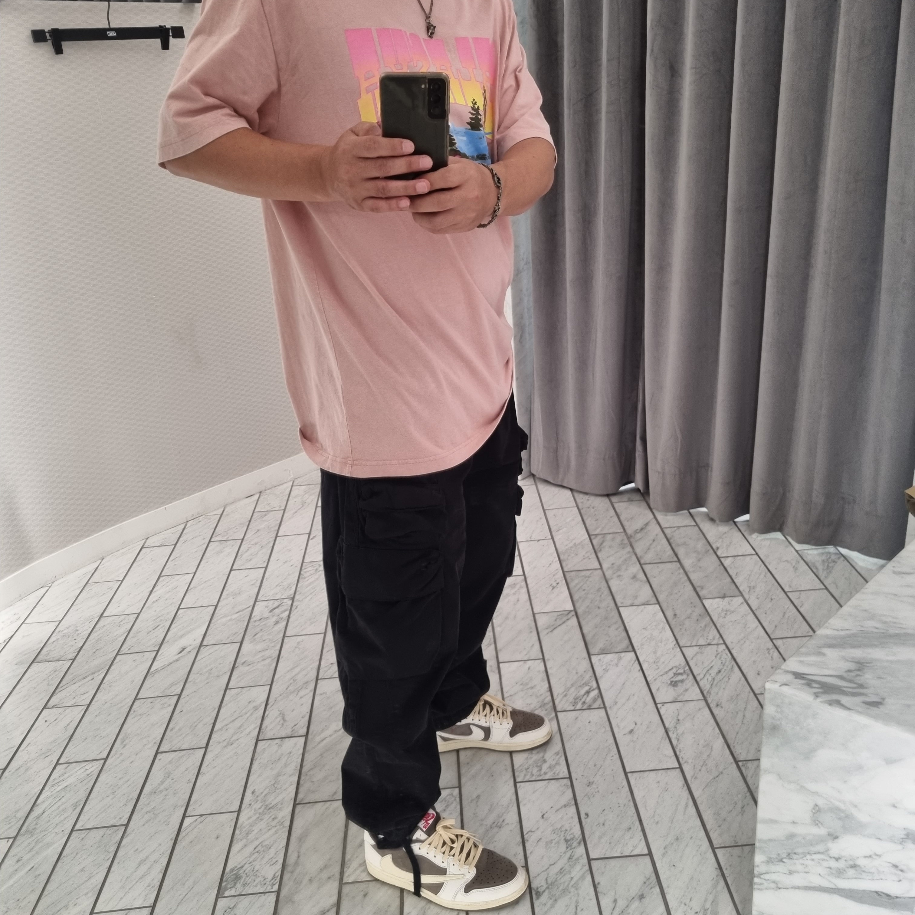Jordan 1 x Travis Scott Retro Low OG SP Sail and Ridgerock 착용 스타일