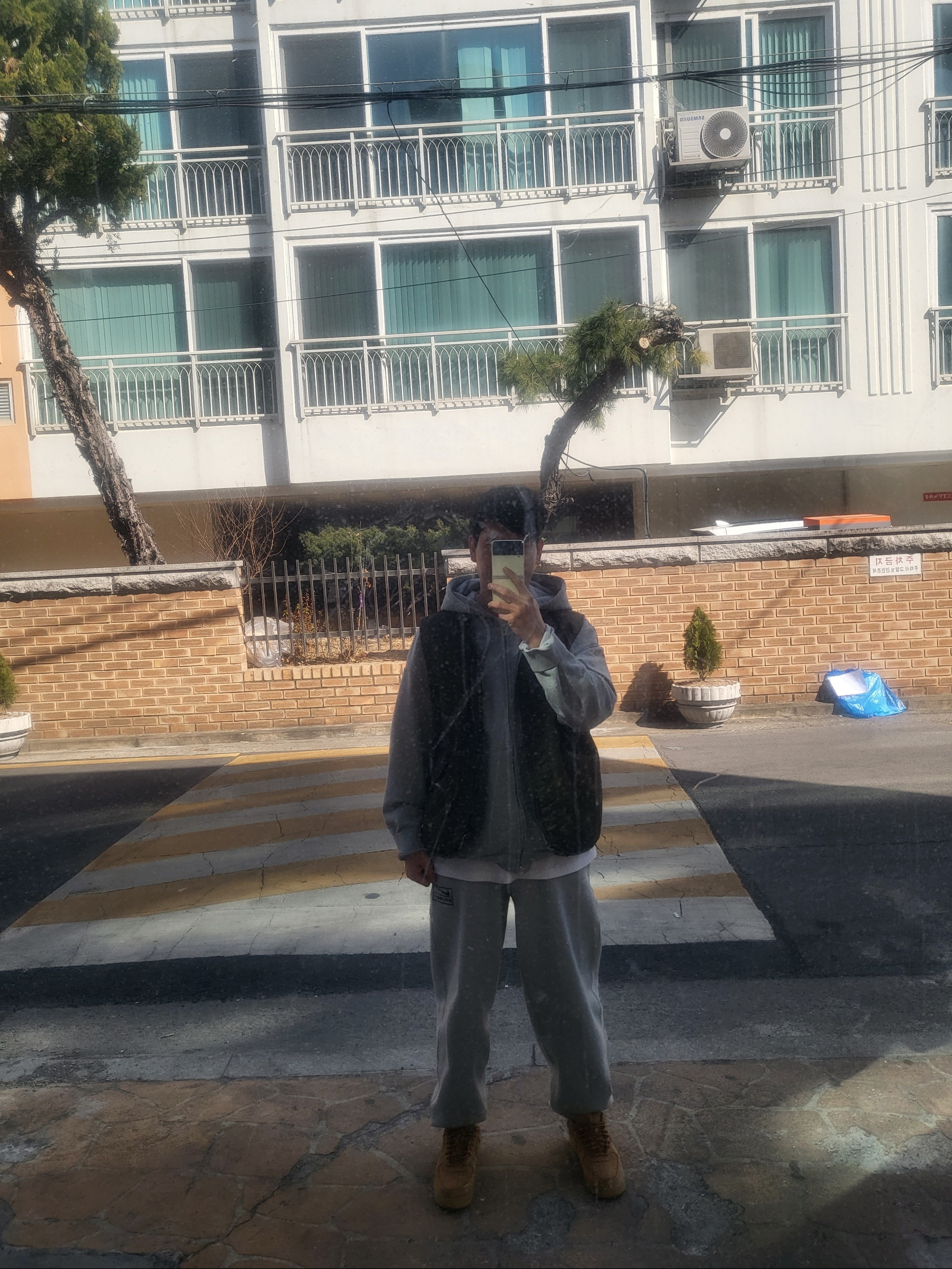 Nike x Stussy NRG Fleece Pants Dark Grey Heather (DO9340-063), Nike Air Force 1 '07 WB Flax 착용 스타일