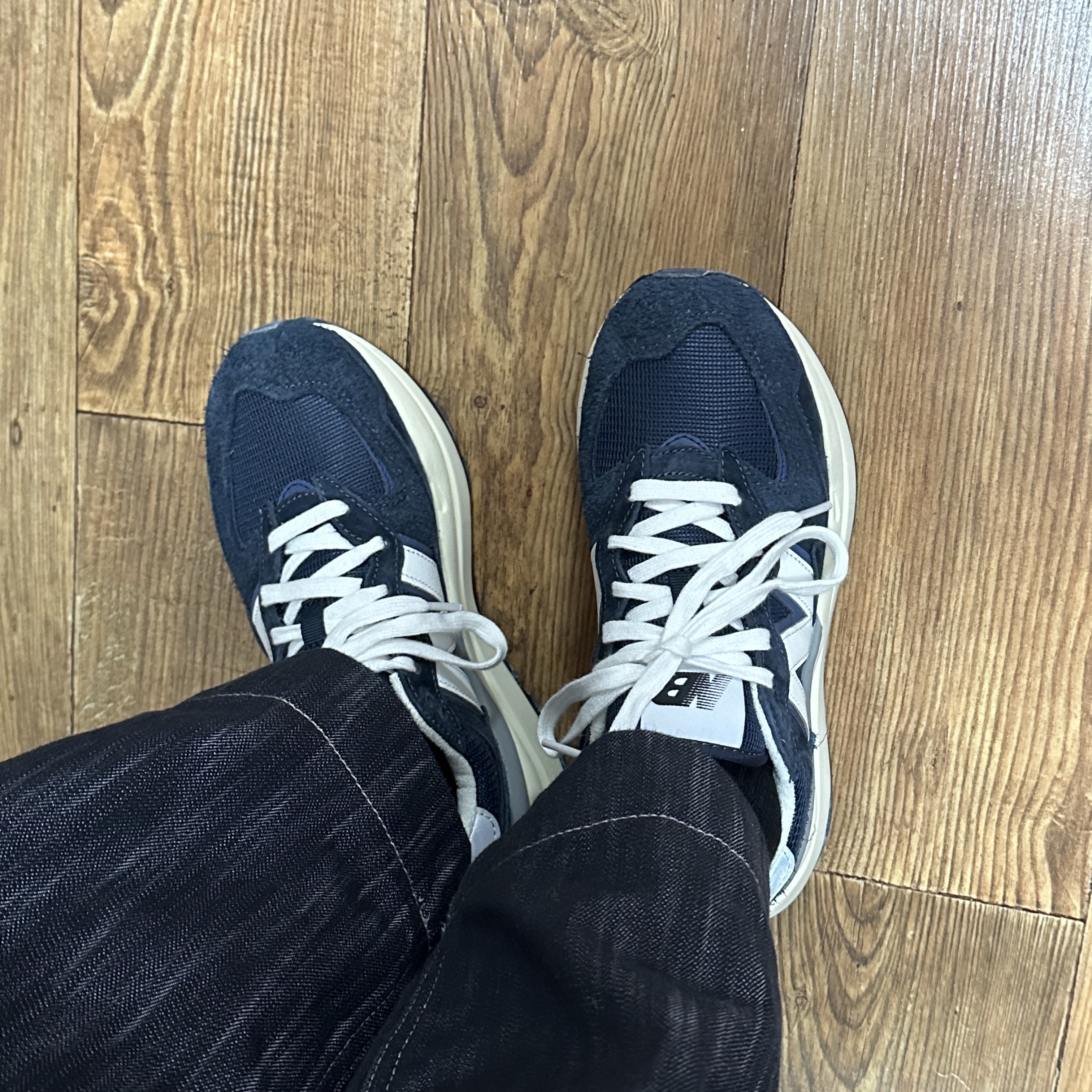 New Balance 5740 Vintage Lux Eclipse 착용 스타일 - 1