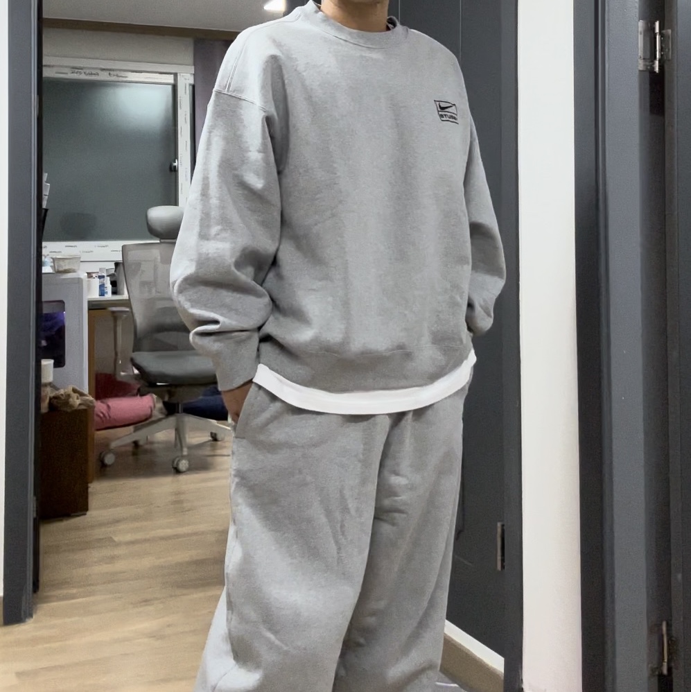 Nike x Stussy NRG Fleece Crewneck Dark Grey Heather (DO9337-063), Nike x Stussy NRG Fleece Pants Dark Grey Heather (DO9340-063) 착용 스타일 - 4