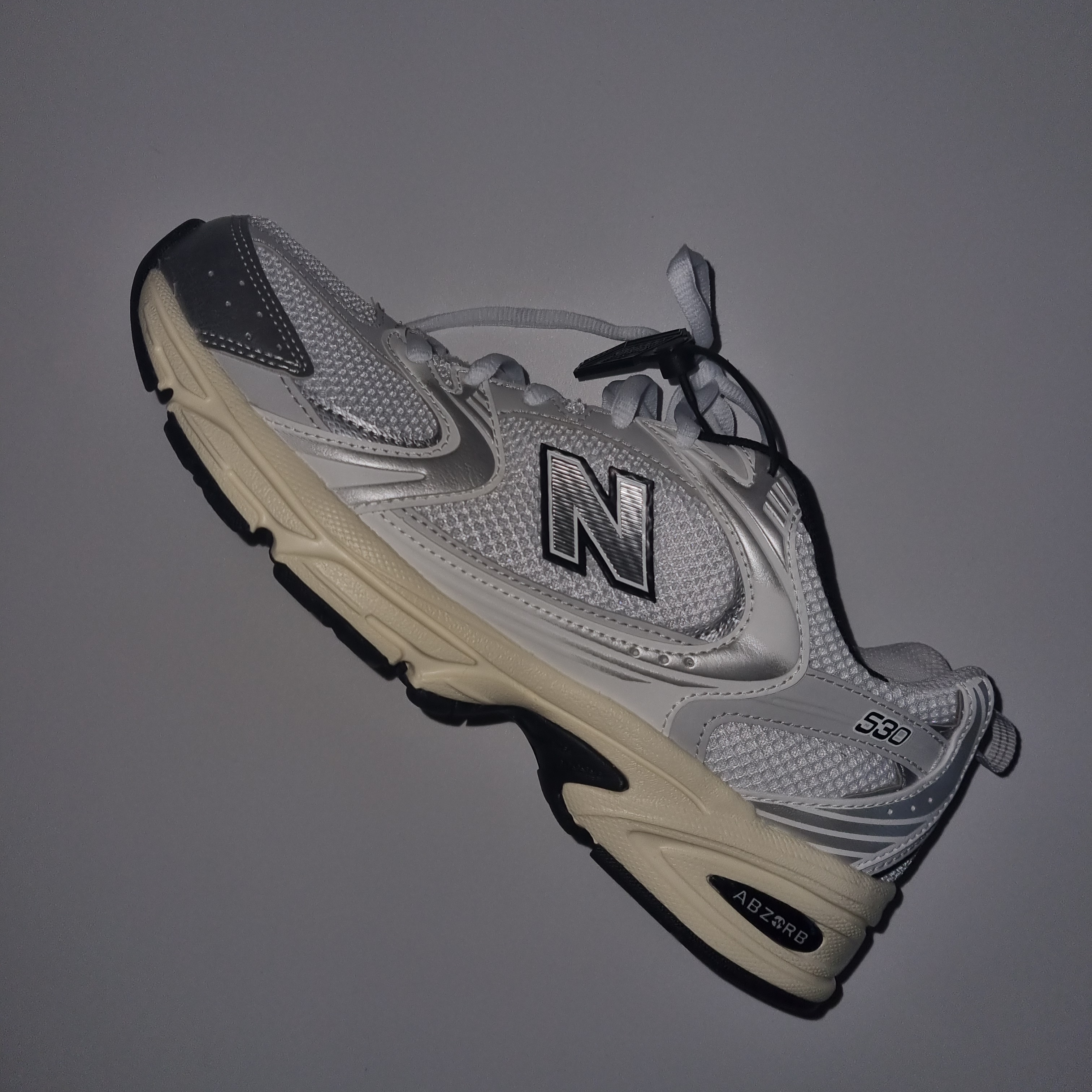 New Balance 530 Silver Cream 착용 스타일 - 2