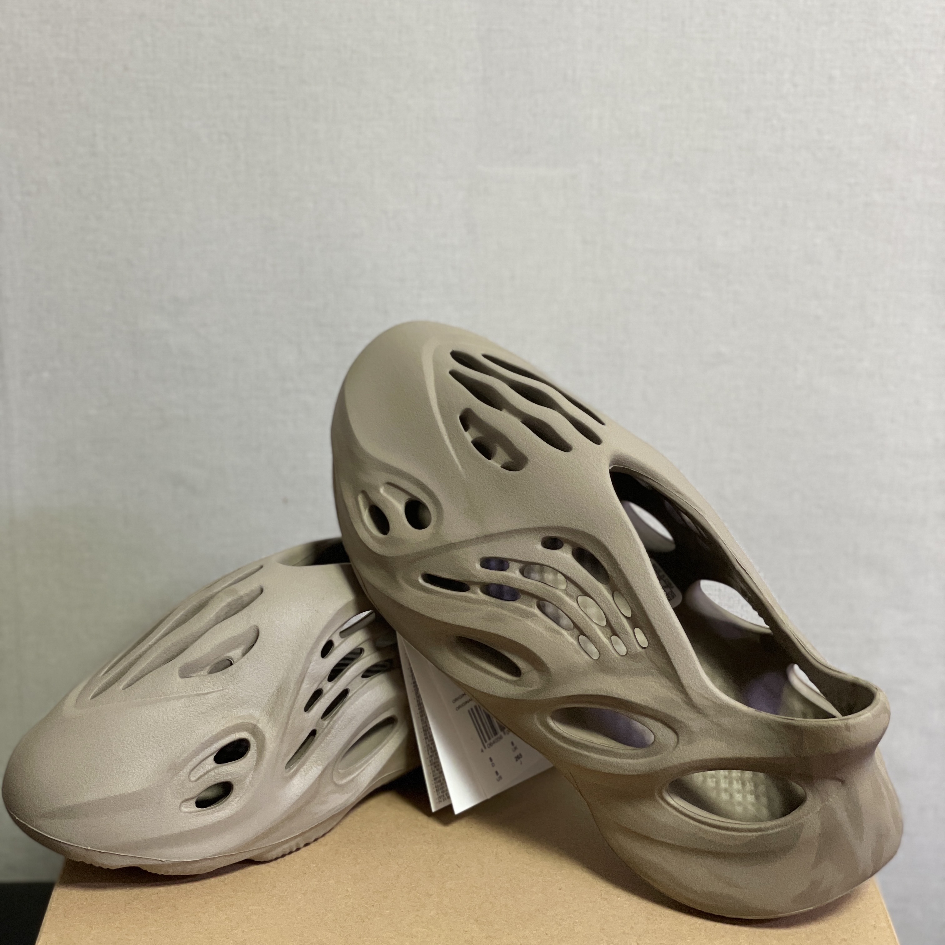 Adidas Yeezy Foam RNNR Stone Sage 착용 스타일 - 2