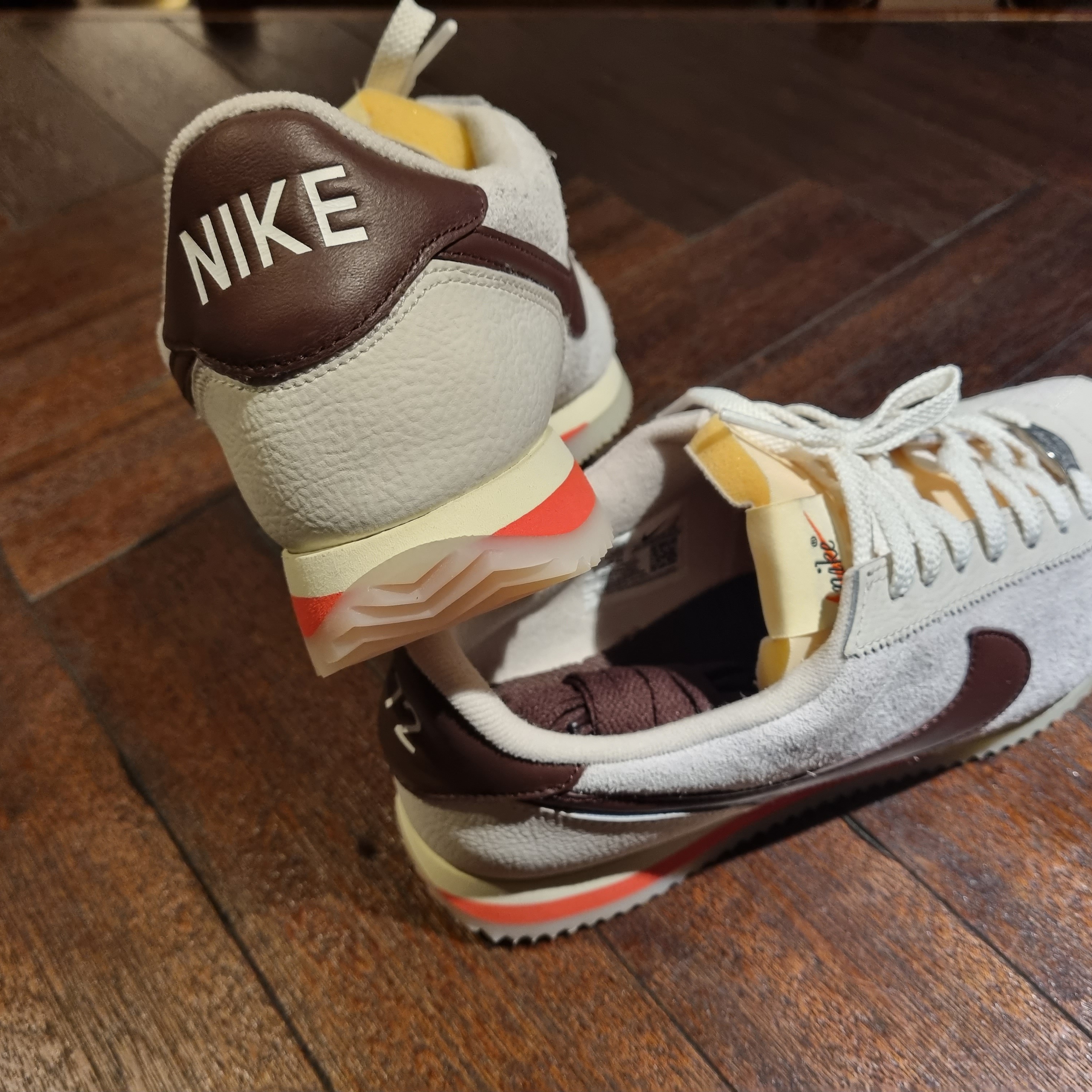 (W) Nike Cortez 23 Orewood Brown and Earth 착용 스타일 - 2