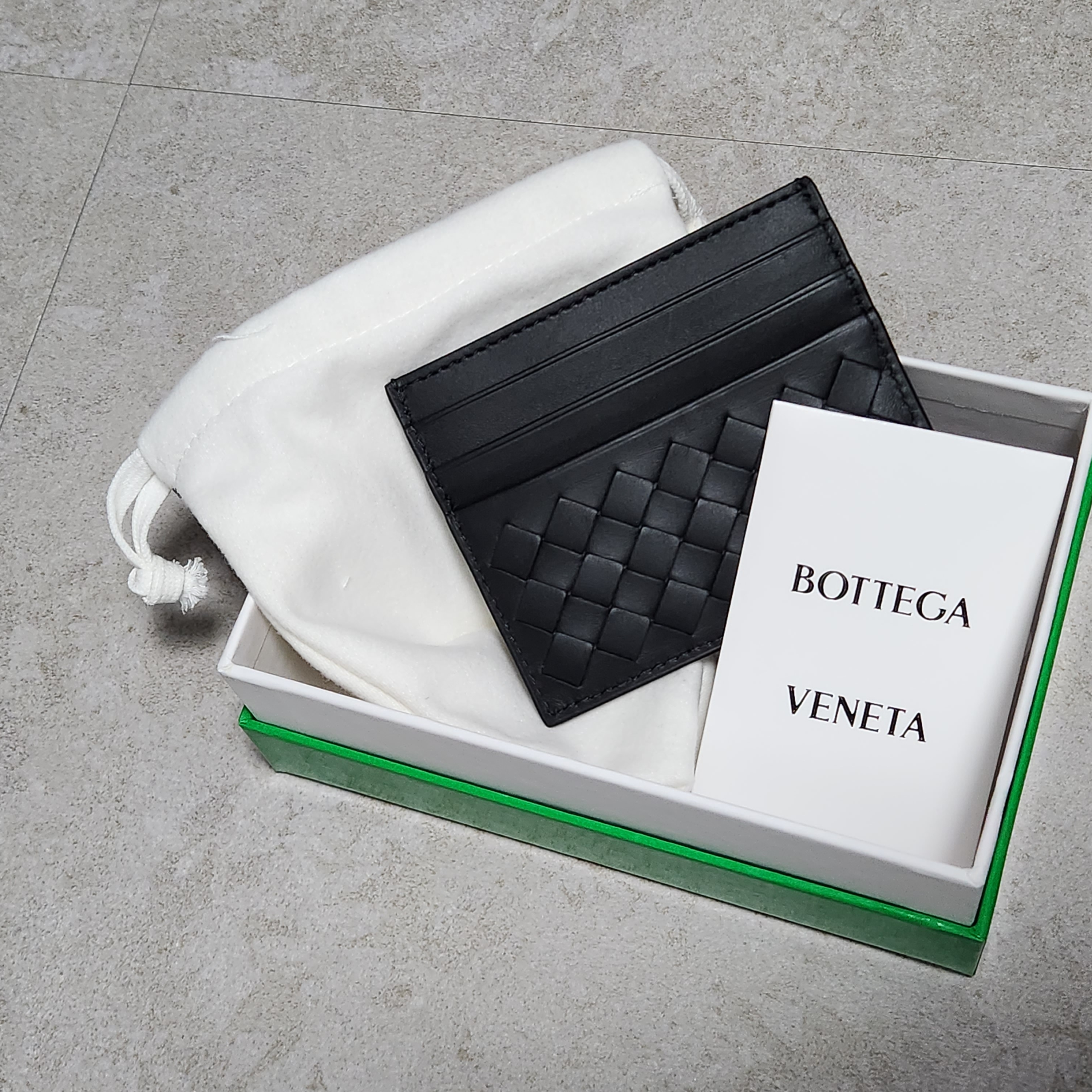 Bottega Veneta Credit Card Case Black 착용 스타일