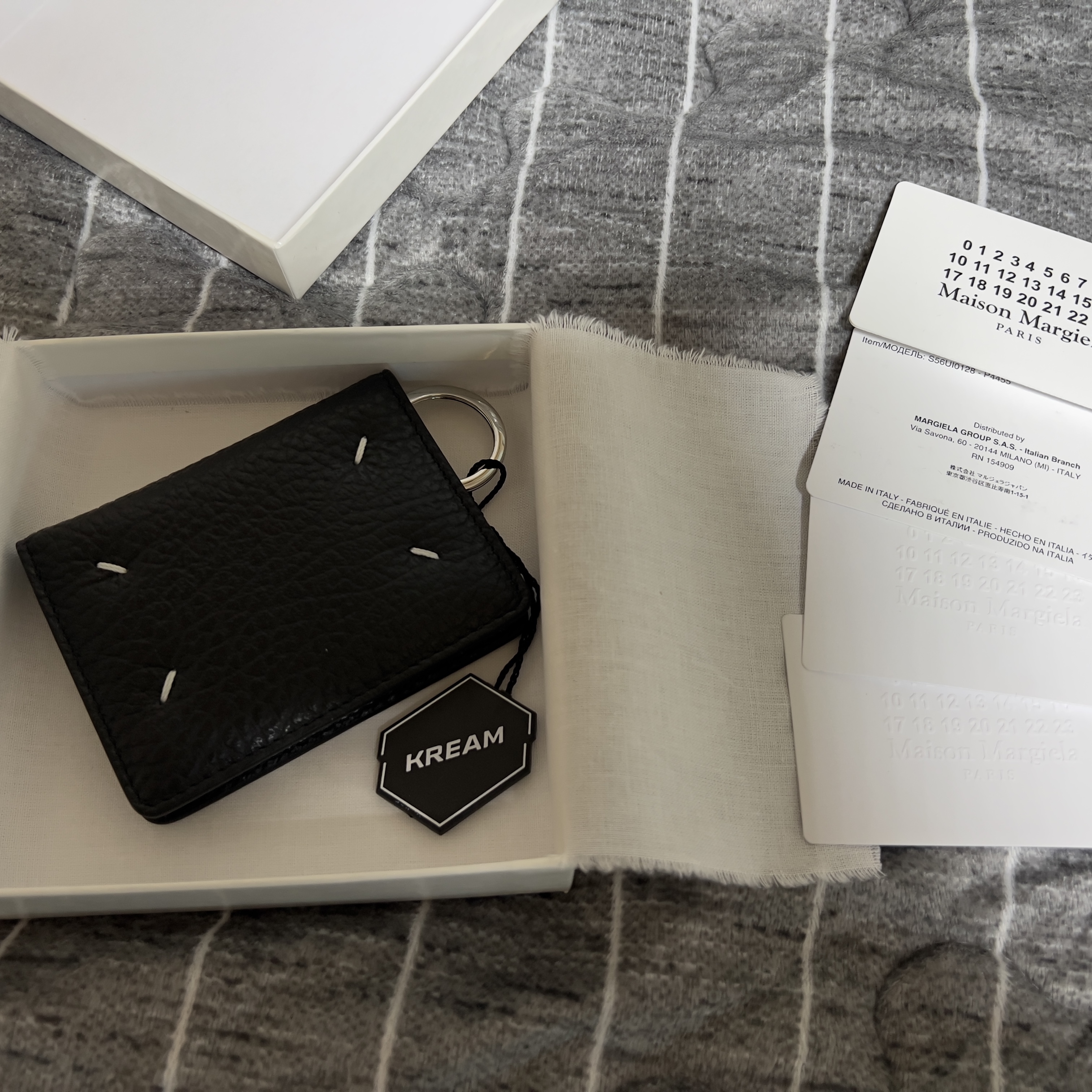 Maison Margiela Keyring Wallet Black 착용 스타일