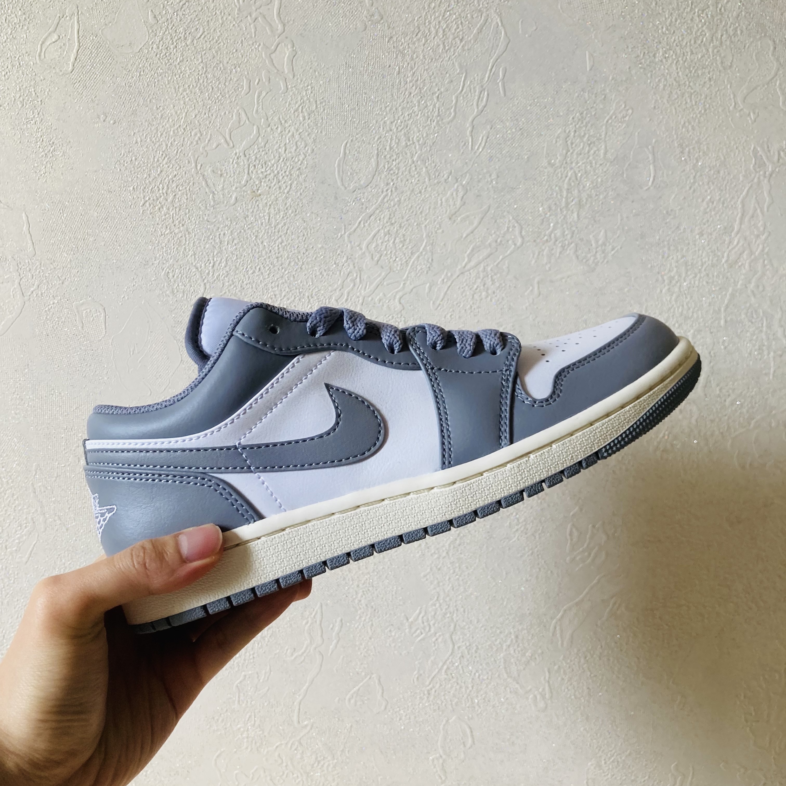 Jordan 1 Low Stealth and White 착용 스타일