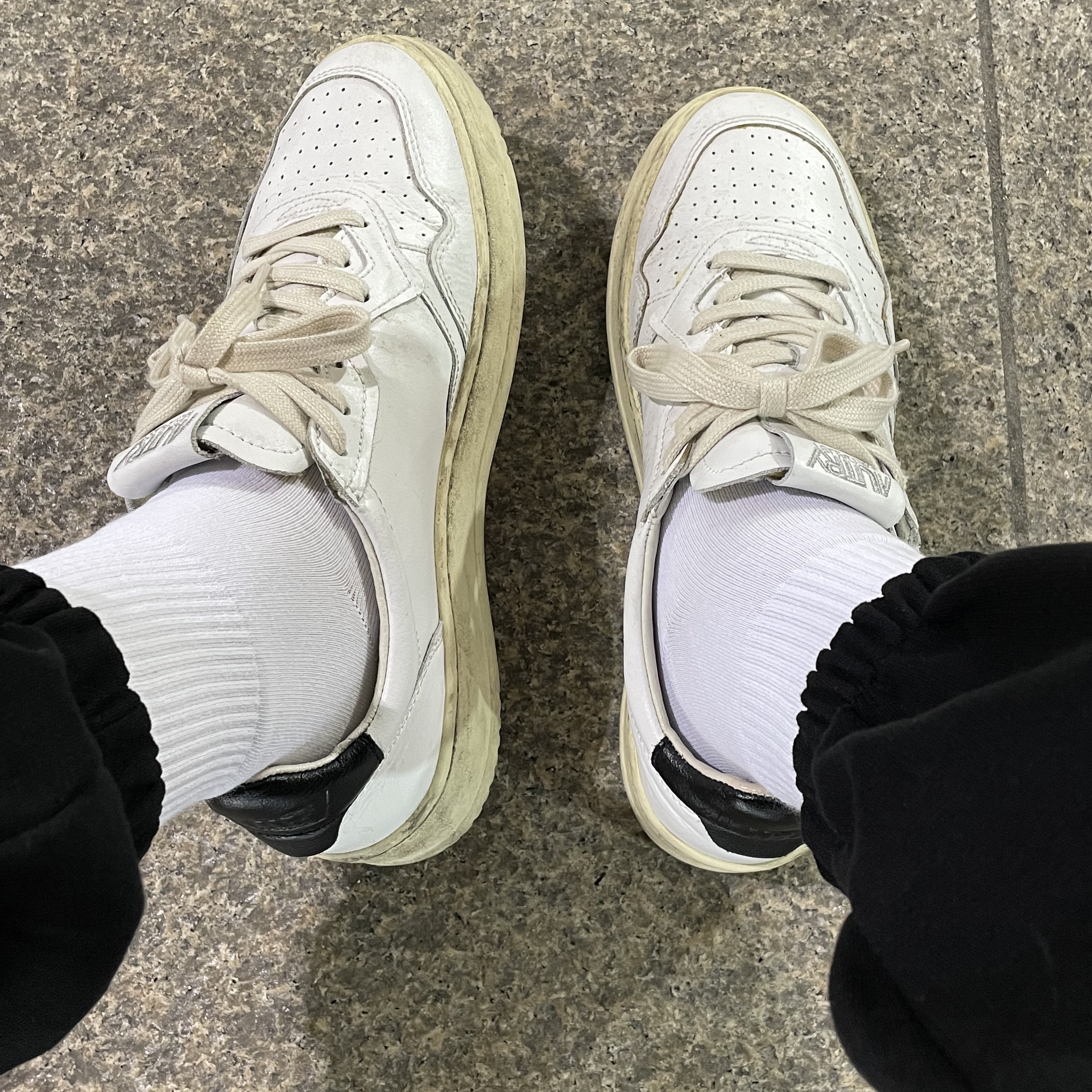 Autry Medalist Low Leather Sneakers White Black 착용 스타일