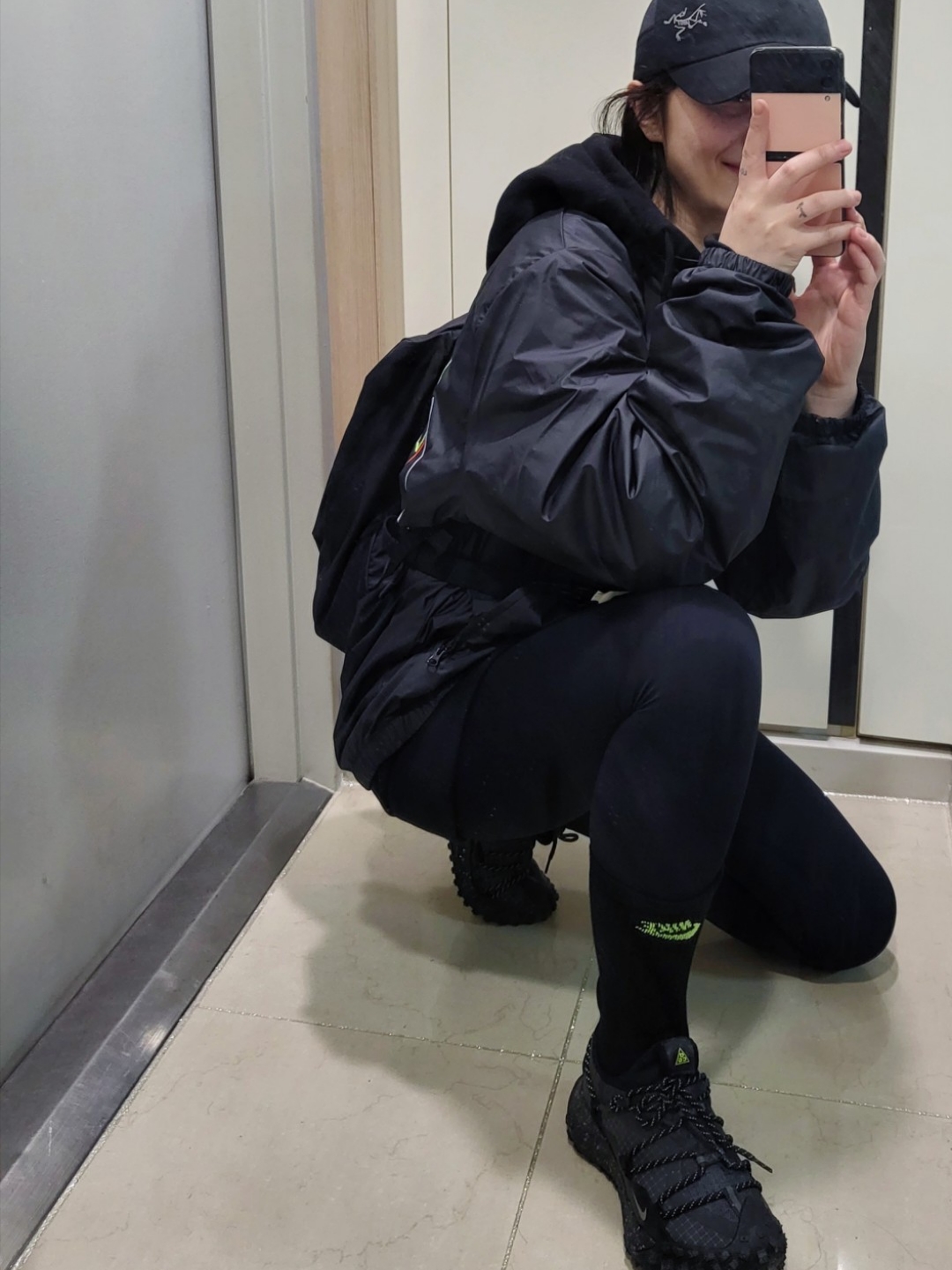 Nike ACG Mountain Fly Low Gore-Tex SE Dark Smoke Grey, Arc'teryx Heliad 10 Backpack Black 착용 스타일