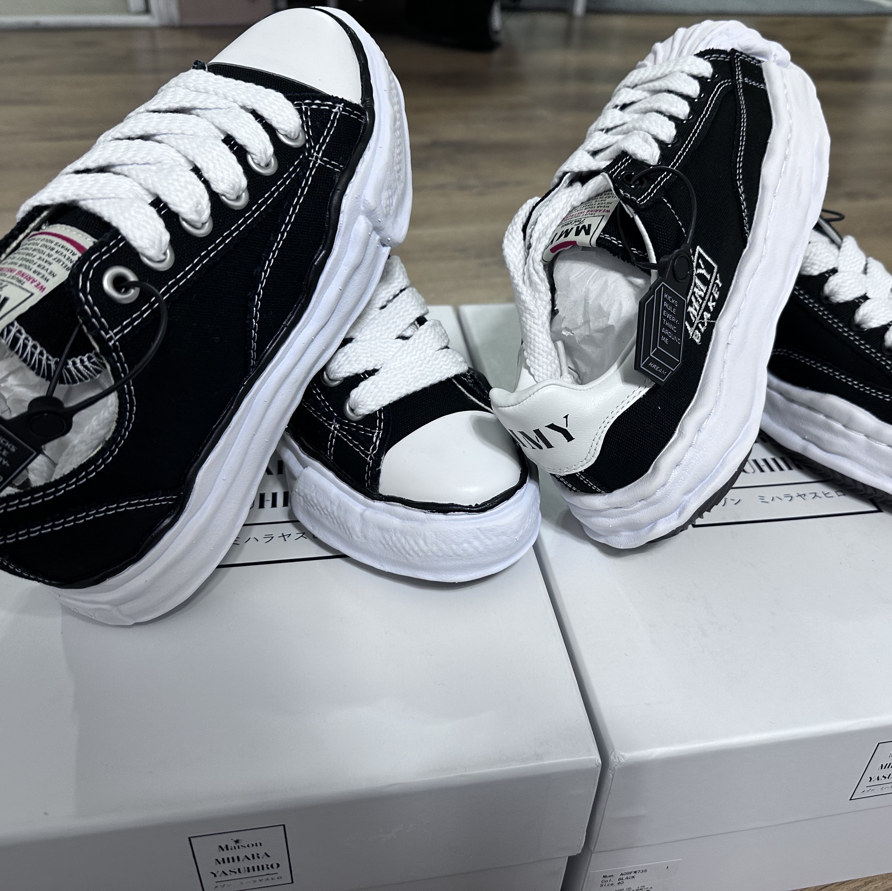 Maison Mihara Yasuhiro Blakey OG Sole Canvas Low-top Sneakers Black White, Maison Mihara Yasuhiro Peterson OG Sole Canvas Low Sneakers Black 착용 스타일 - 1