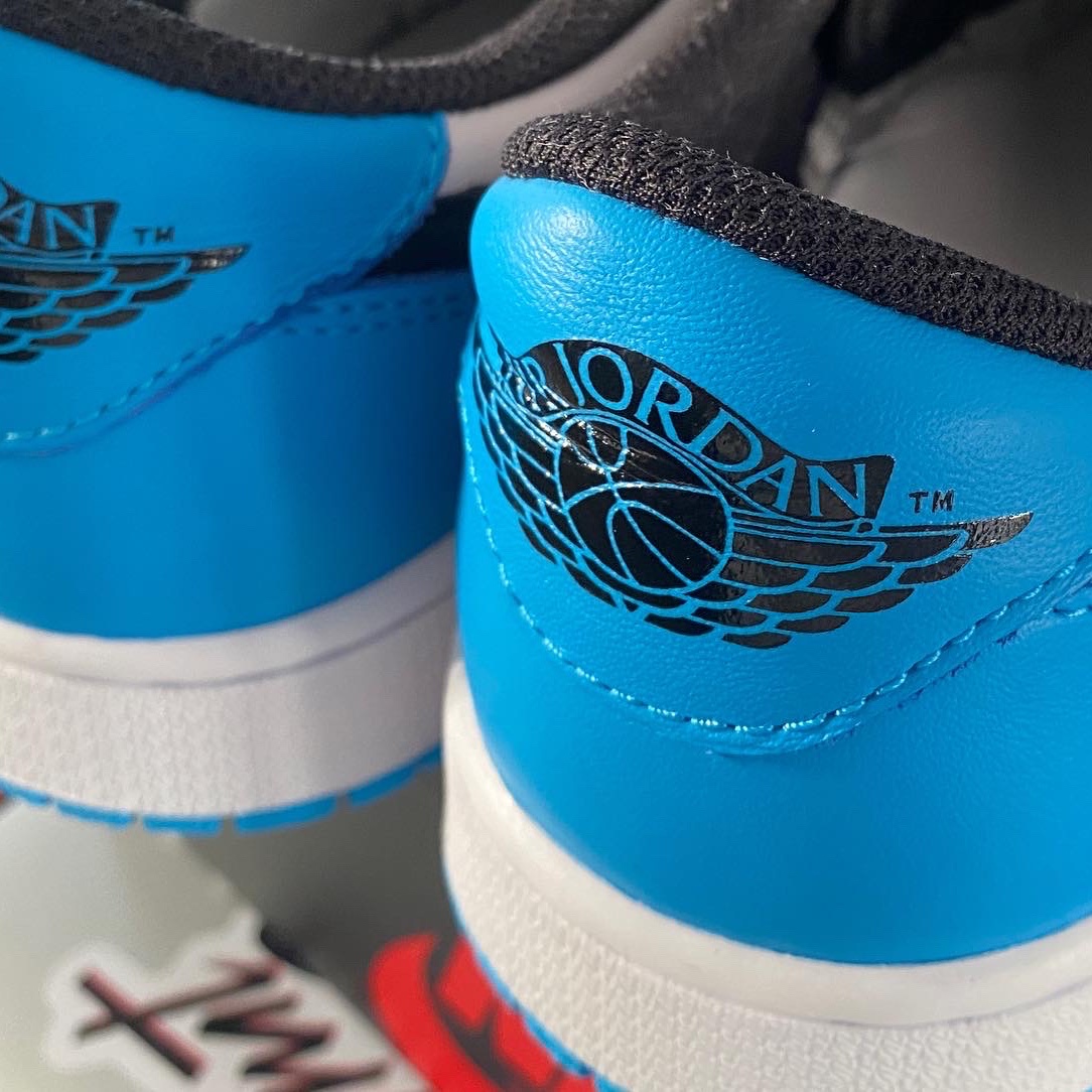 Jordan 1 Retro Low OG Black and Dark Powder Blue 착용 스타일 - 2
