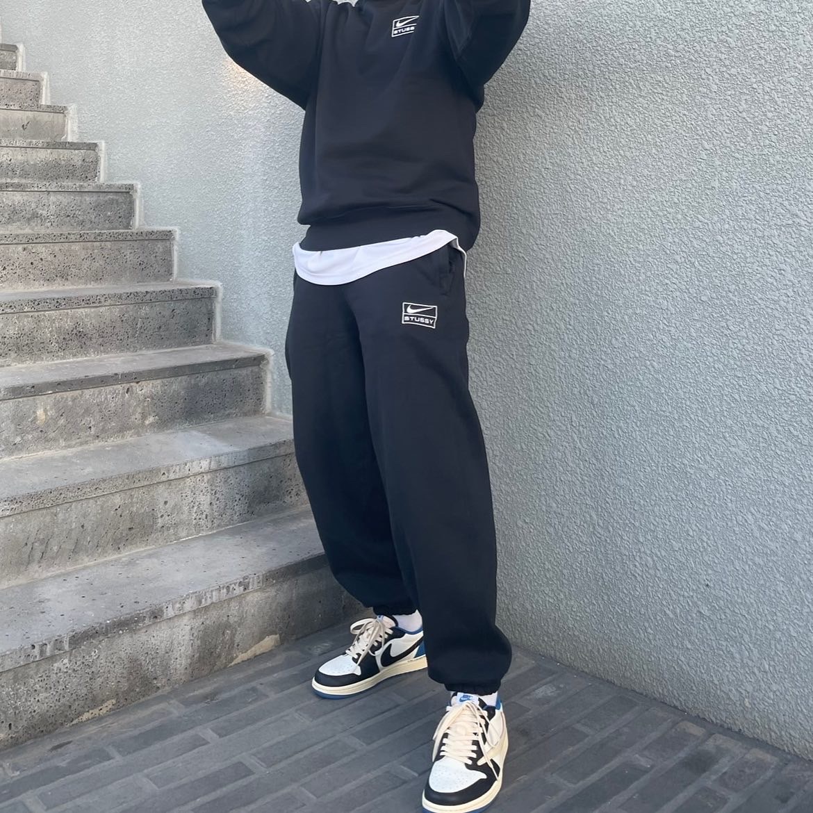 Nike x Stussy NRG Washed Fleece Crewneck Black (DO5310-010), Nike x Stussy NRG Washed Fleece Pants Black (DO5296-010) 착용 스타일