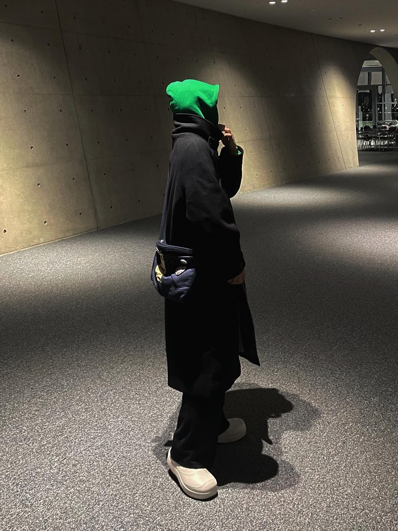 Undermycar Legion.02 Balmacaan Oversized Wool Coat Black, Gucci Ring with Double G Silver 착용 스타일 - 5