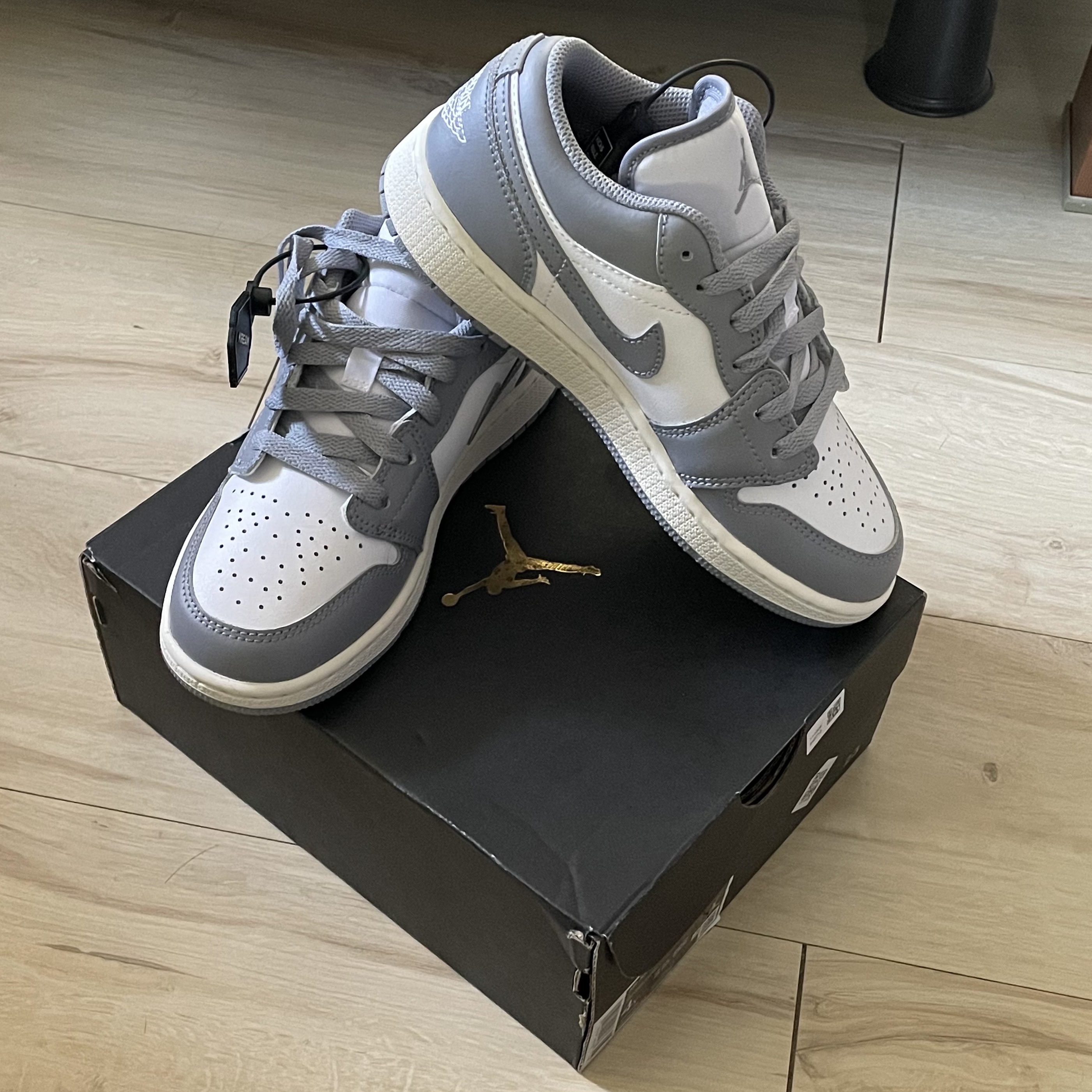 (GS) Jordan 1 Low Stealth and White 착용 스타일 - 1