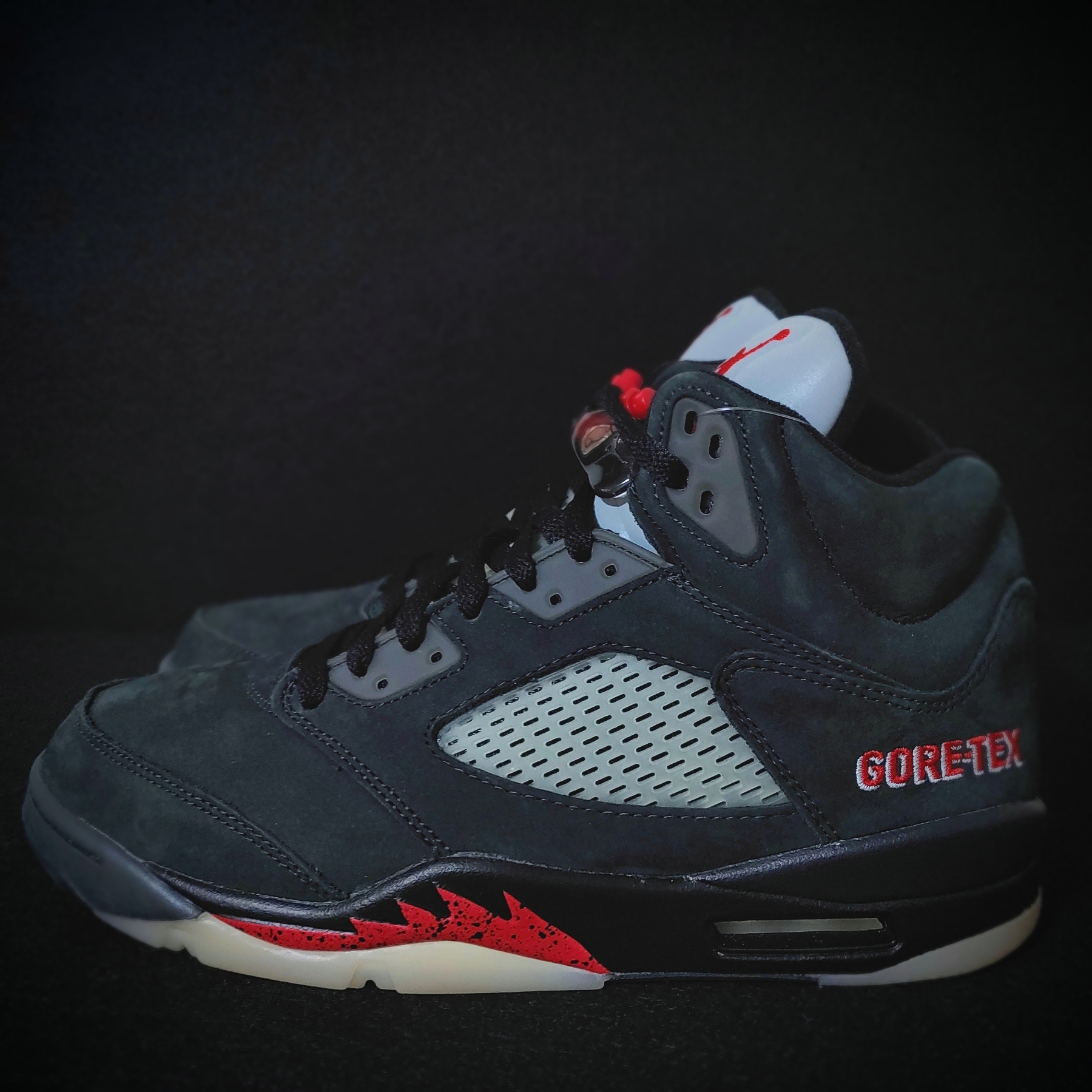(W) Jordan 5 Retro Gore-Tex Off Noir Fire Red 착용 스타일 - 2