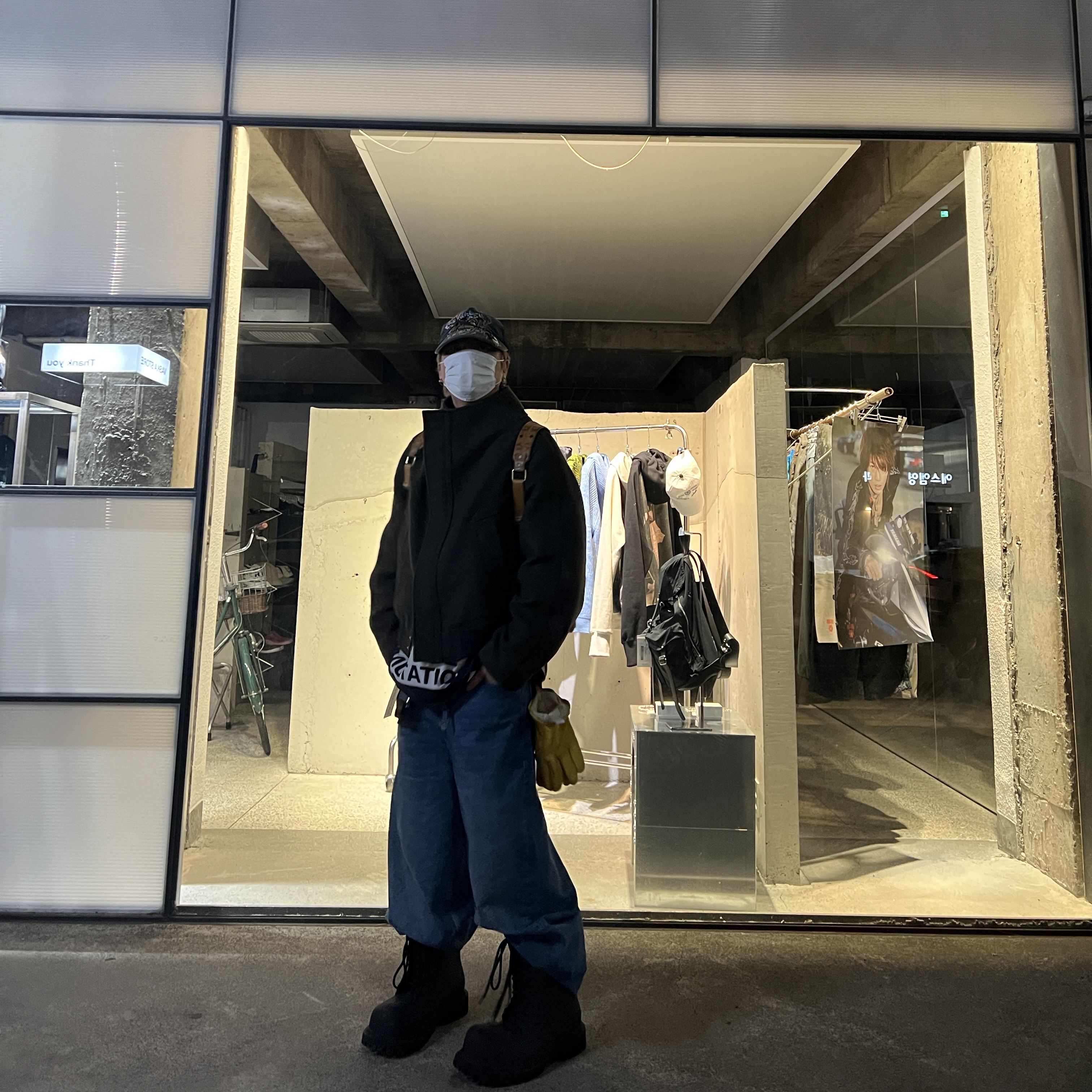 Balenciaga XL Army Boots Full Eva Black 착용 스타일 - 2